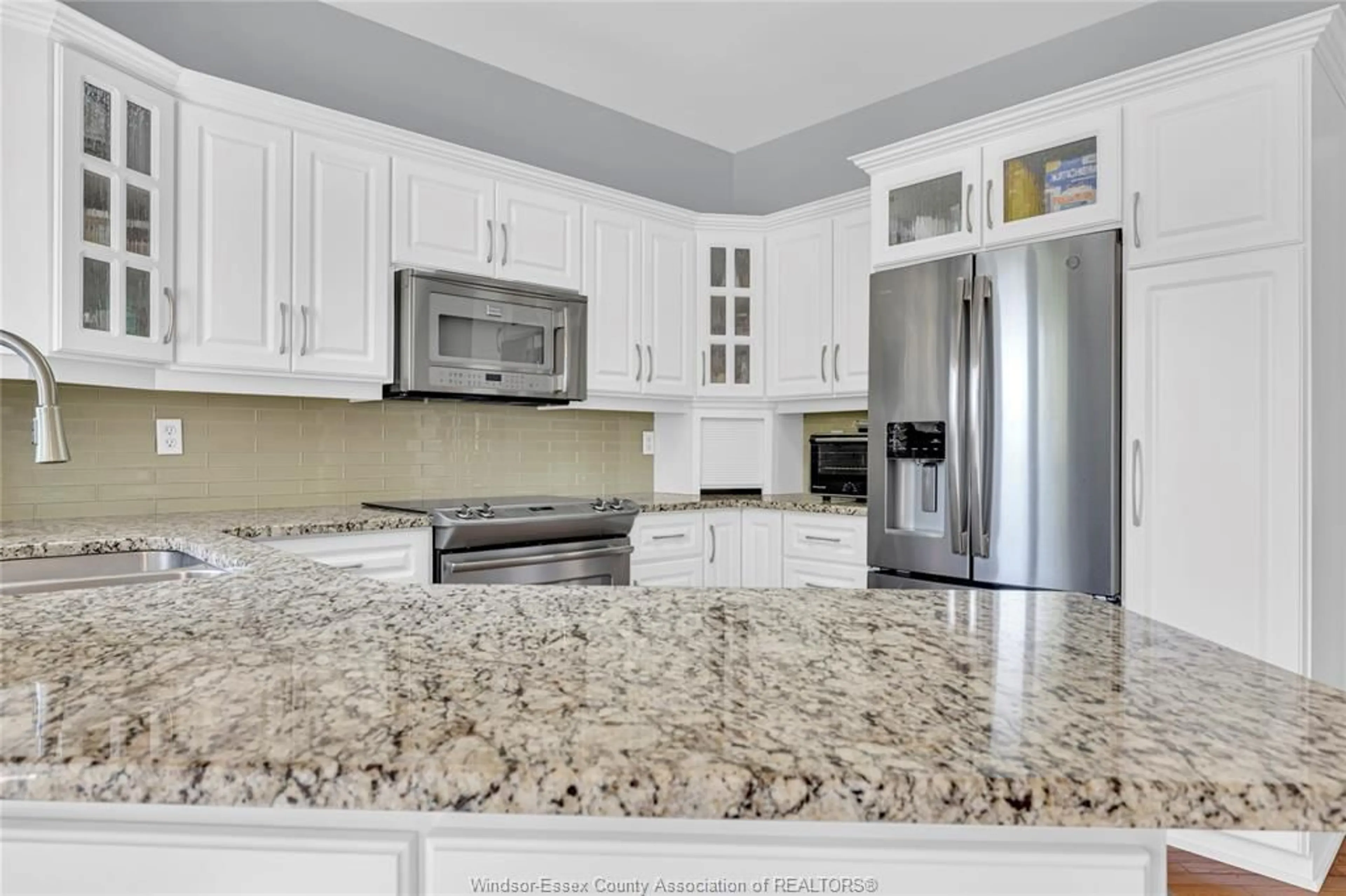 Open concept kitchen, ceramic/tile floor for 9568 Manitou Cres, Windsor Ontario N8P 1H8