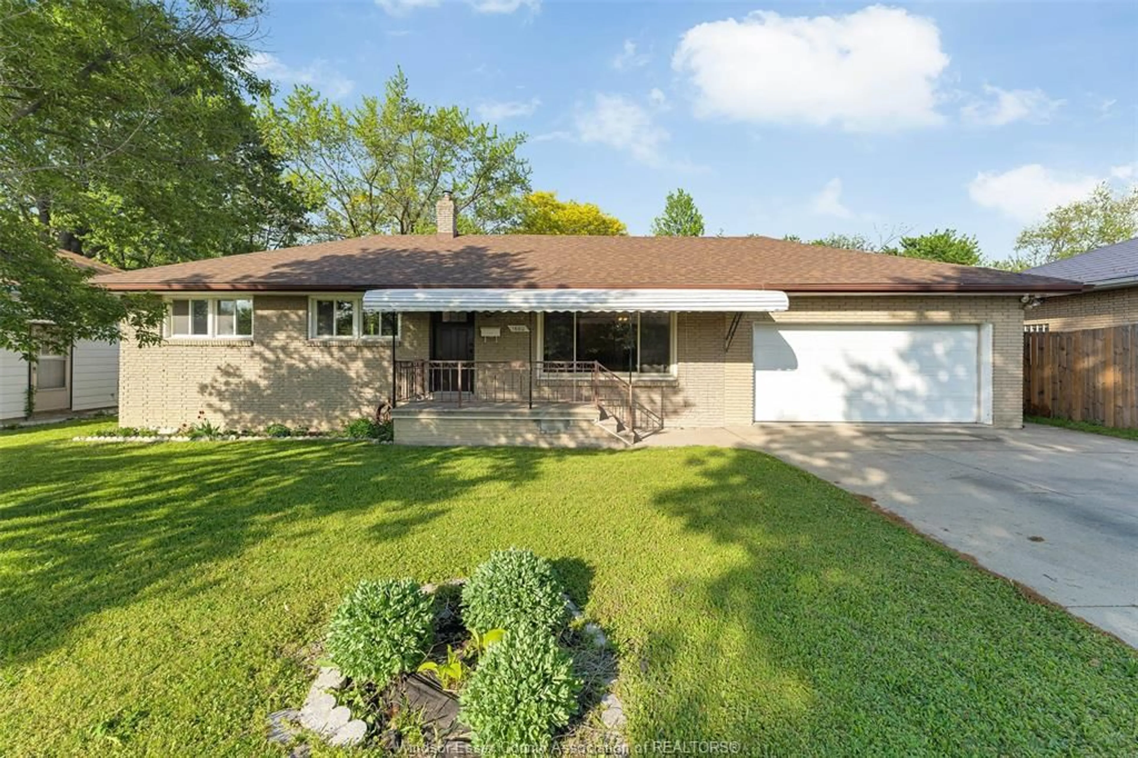 A pic from outside/outdoor area/front of a property/back of a property/a pic from drone, street for 1660 EVERTS Ave, Windsor Ontario N9B 3E5