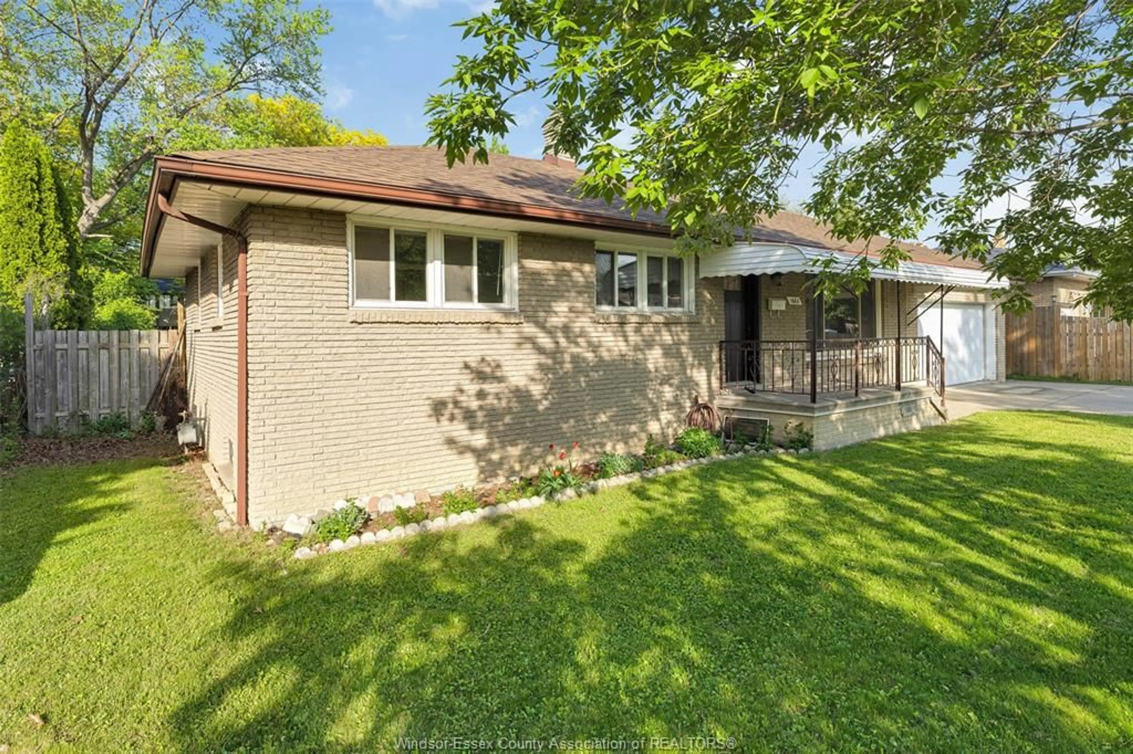 A pic from outside/outdoor area/front of a property/back of a property/a pic from drone, street for 1660 EVERTS Ave, Windsor Ontario N9B 3E5