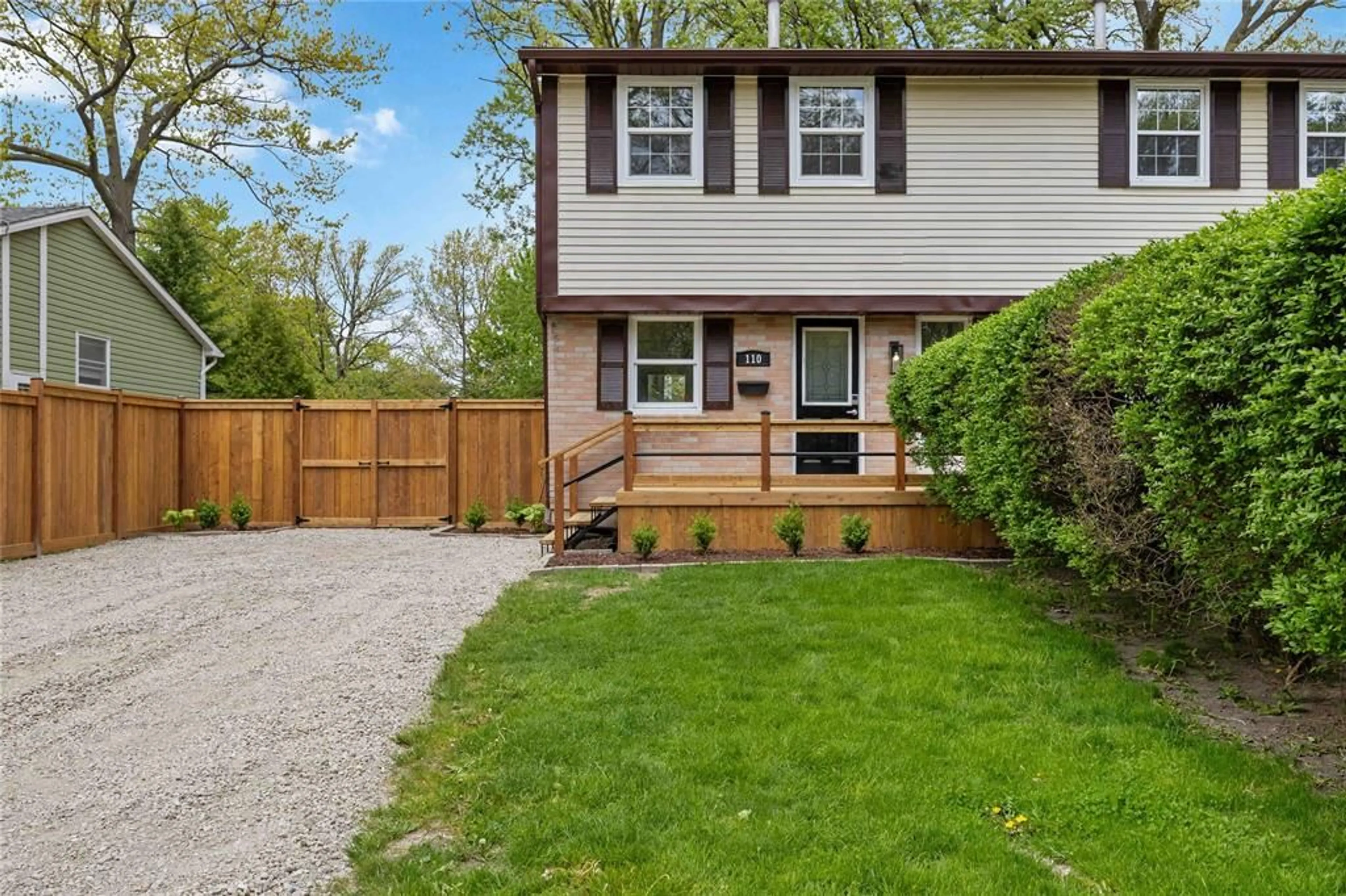 Home with vinyl exterior material, street for 110 FAIRVIEW Pl, Sarnia Ontario N7S 4E1