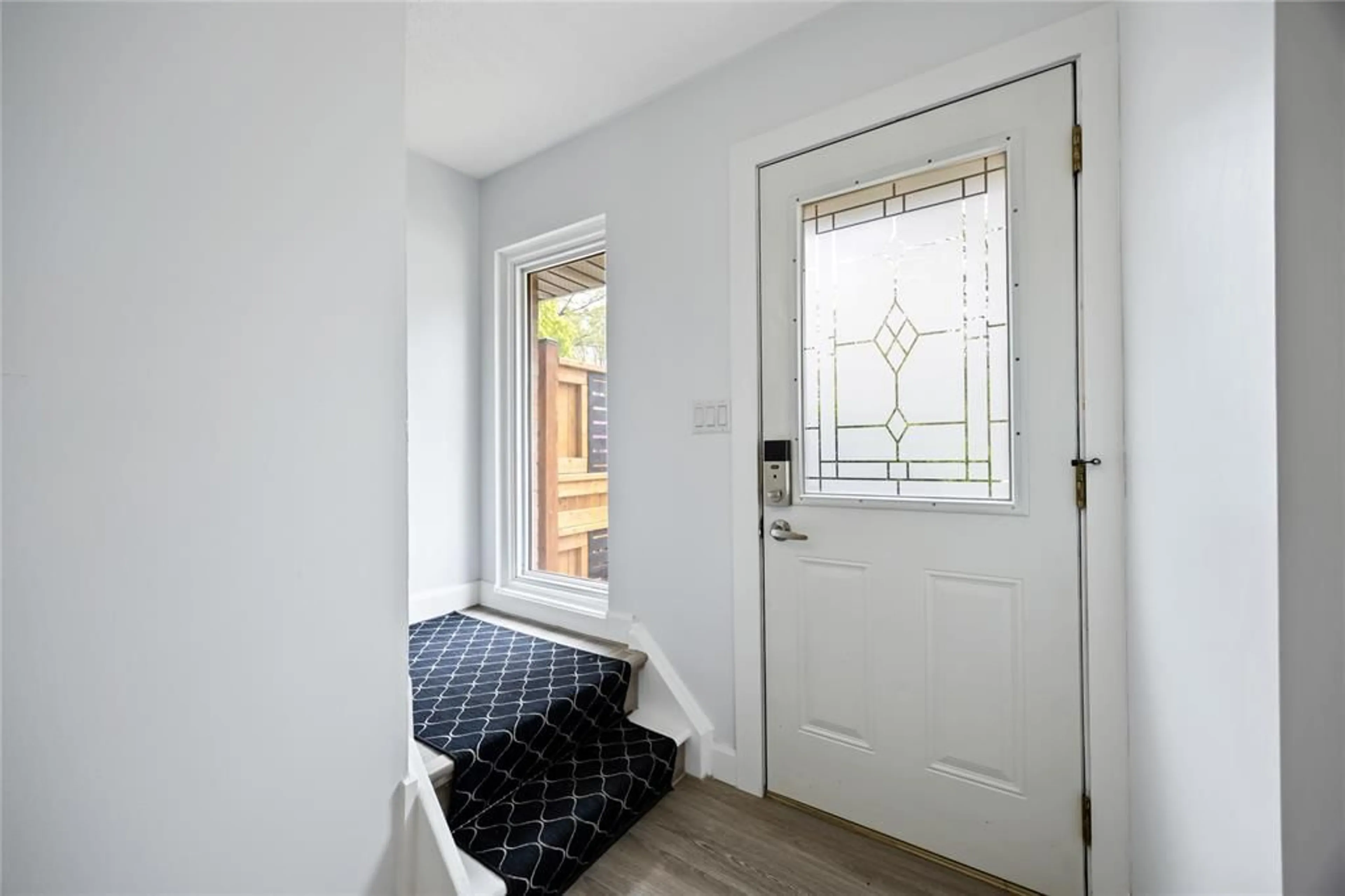 Indoor entryway for 110 FAIRVIEW Pl, Sarnia Ontario N7S 4E1