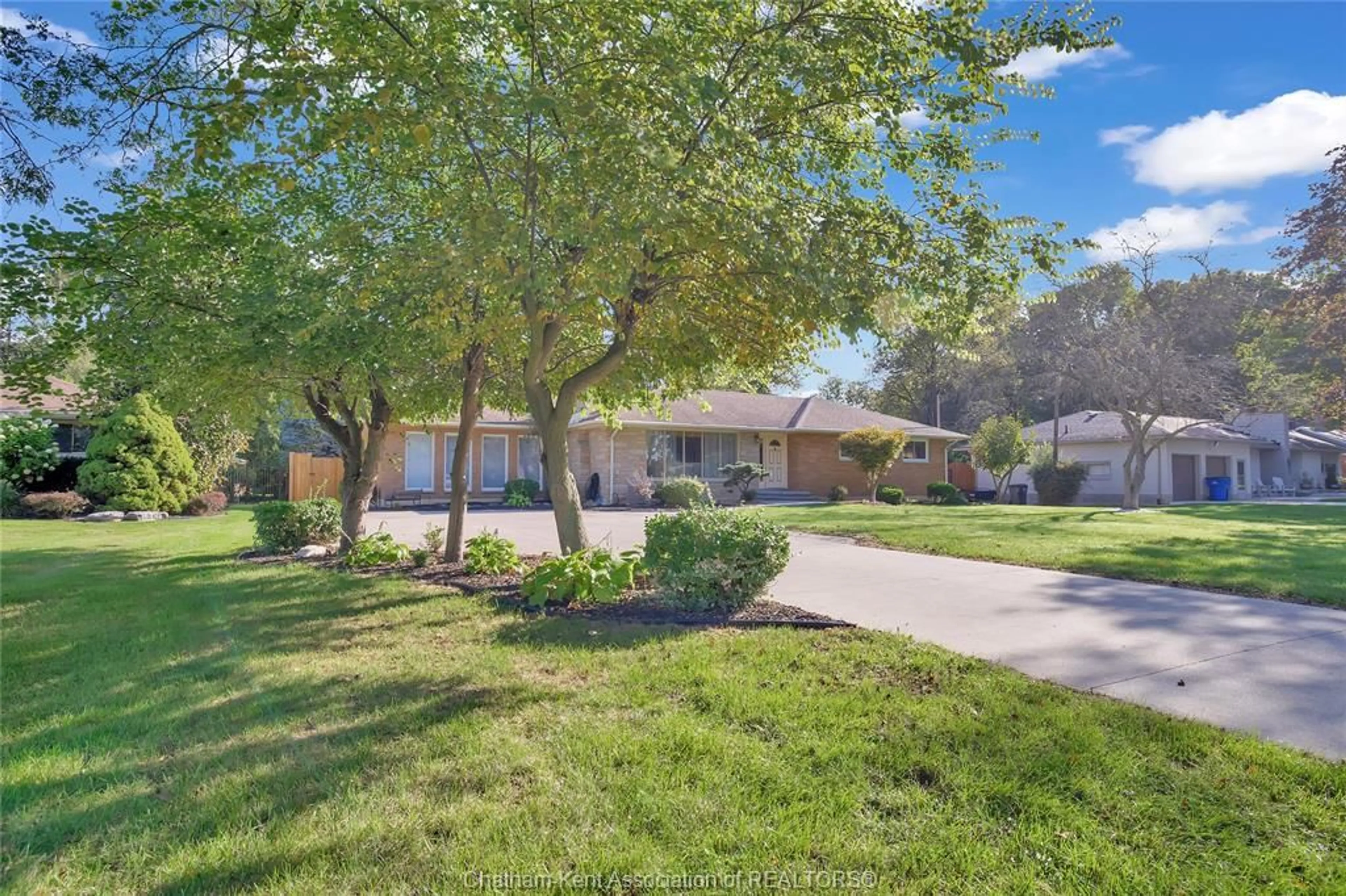 A pic from outside/outdoor area/front of a property/back of a property/a pic from drone, street for 79 Lynnwood Ave, Chatham Ontario N7M 5J4