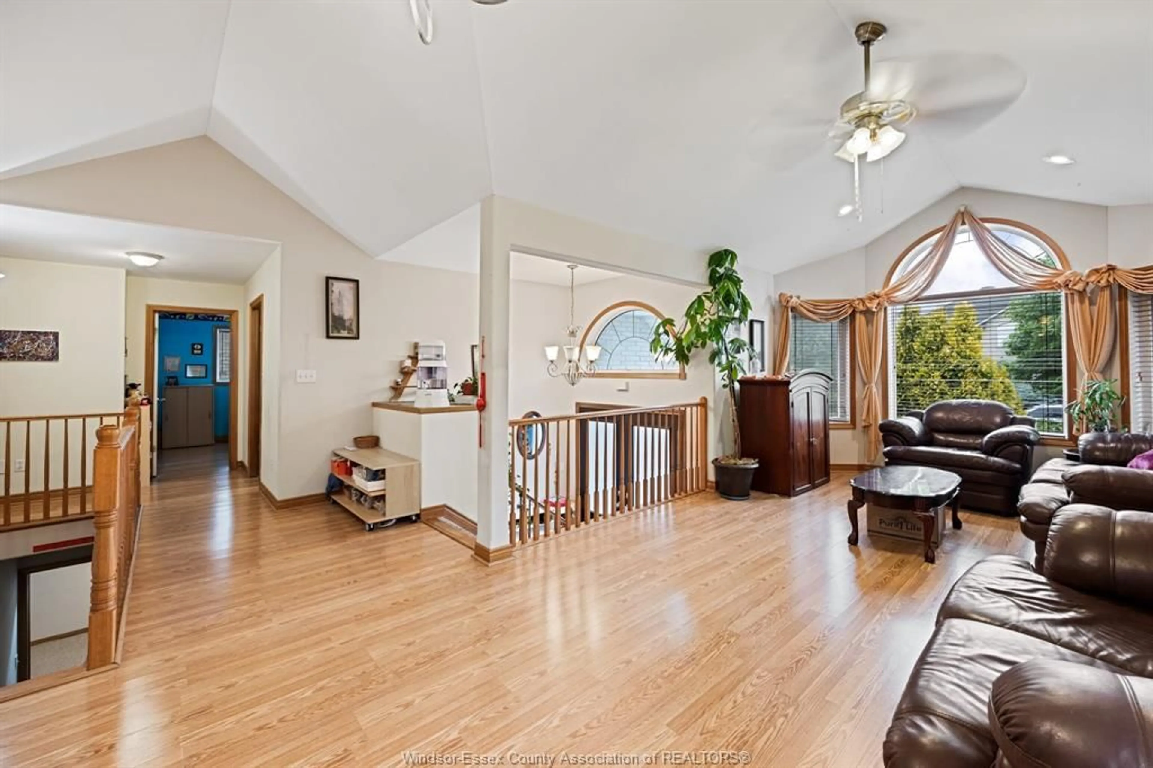 Indoor foyer for 1652 Stoneybrook Cres, Windsor Ontario N9G 2S9