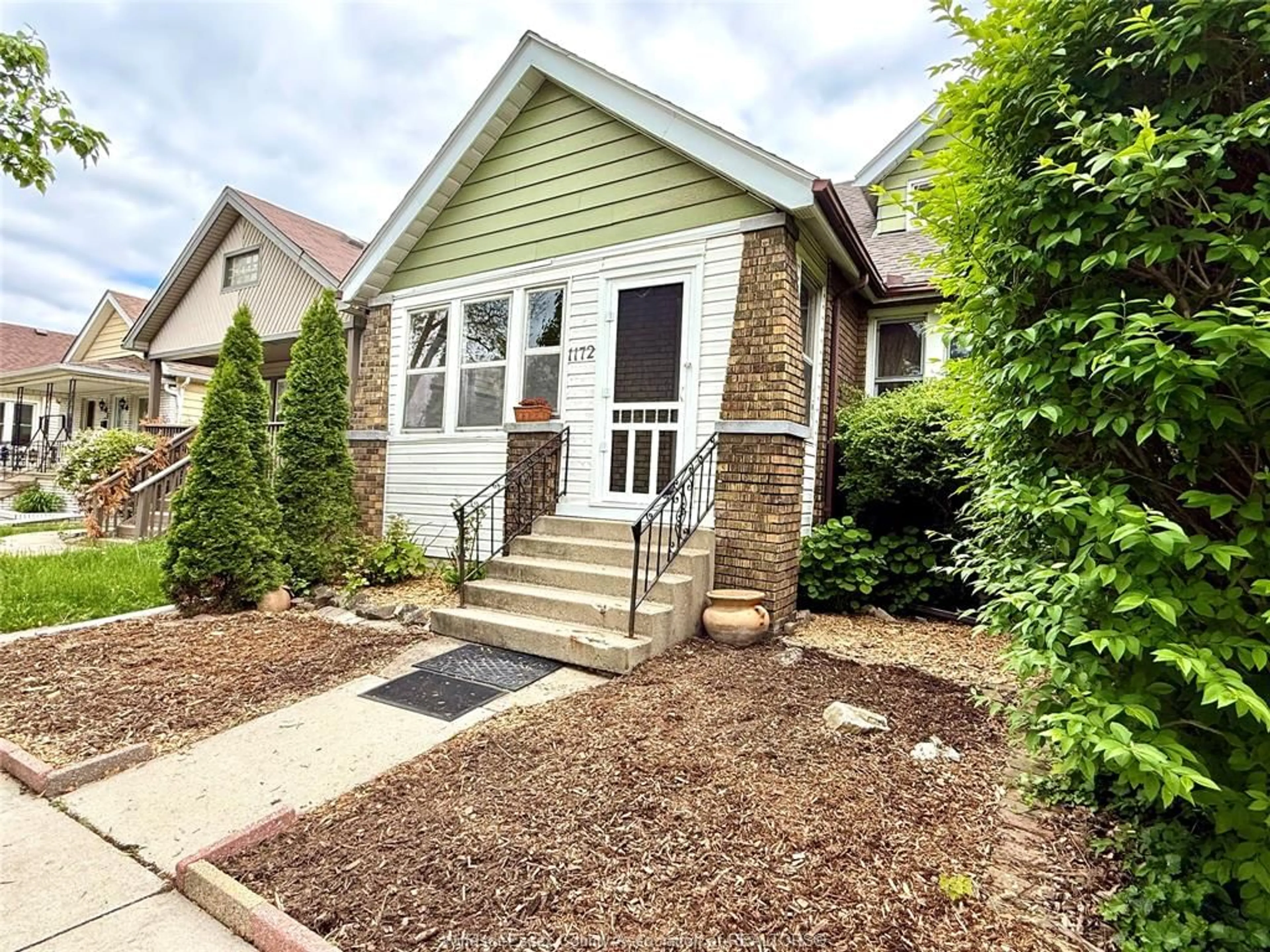 Unknown for 1172 Gladstone, Windsor Ontario N9A 2S1