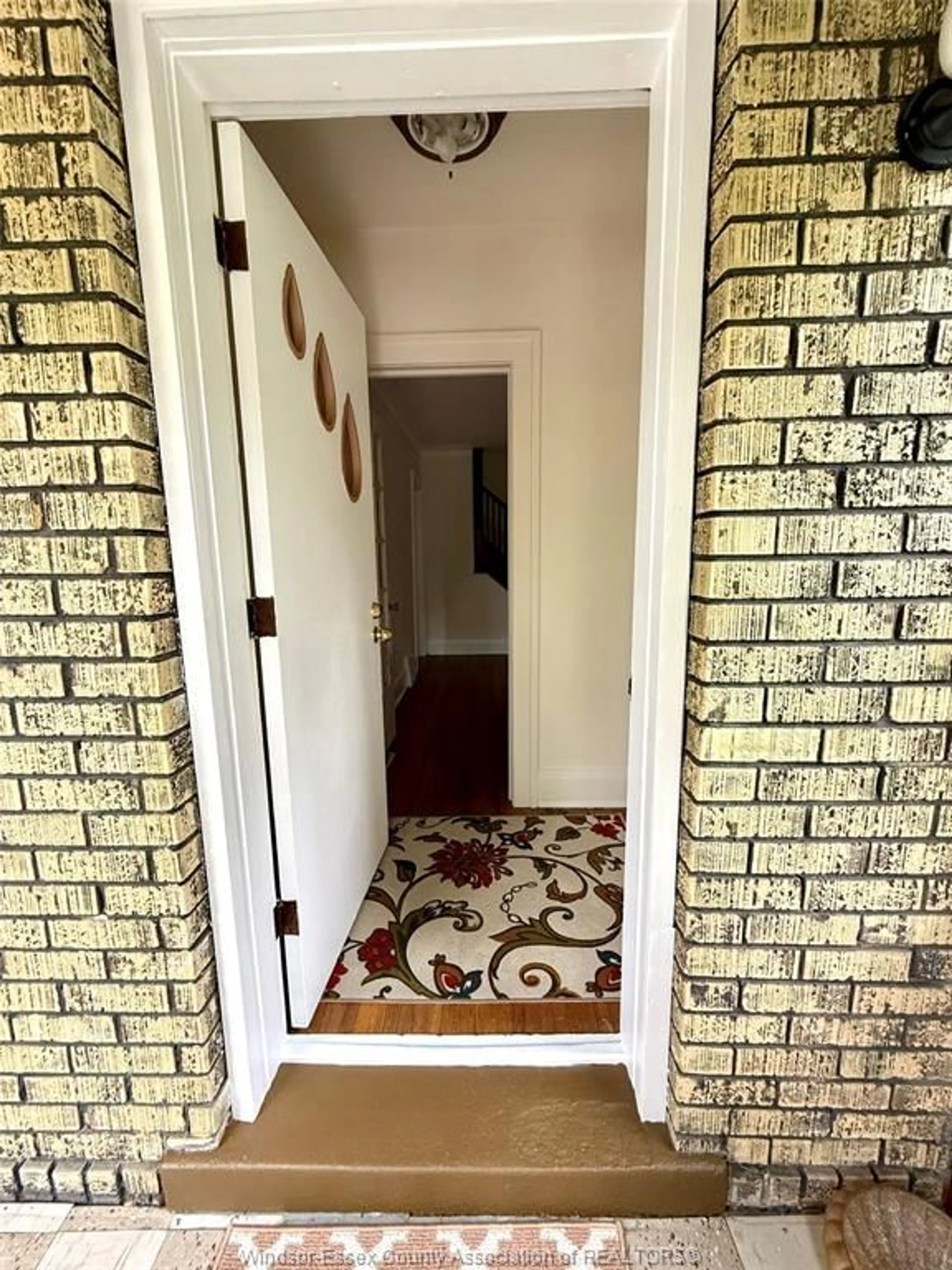 Indoor entryway for 1172 Gladstone, Windsor Ontario N9A 2S1