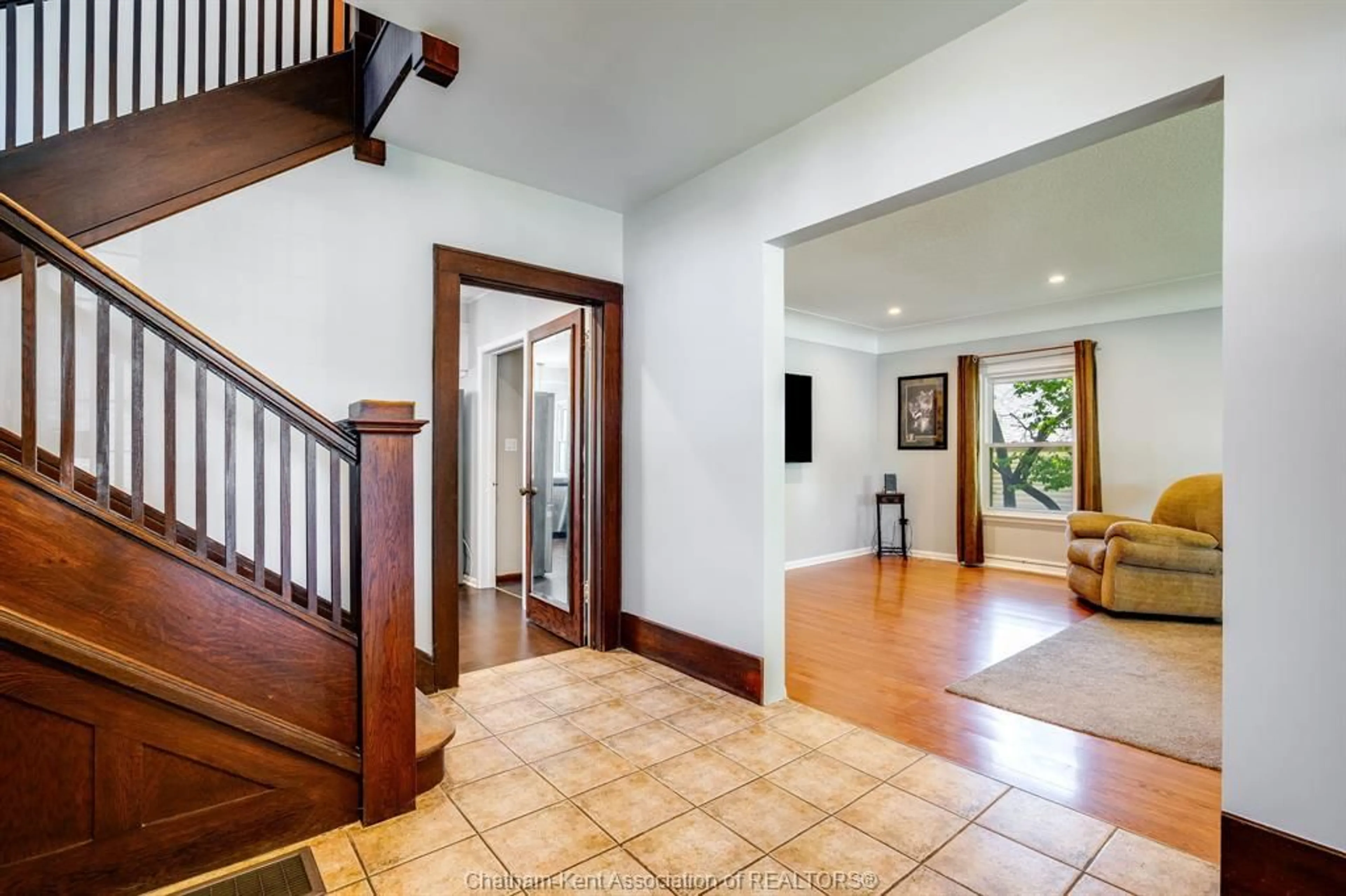 Indoor foyer for 232 Chatham St, Blenheim Ontario N0P 1A0