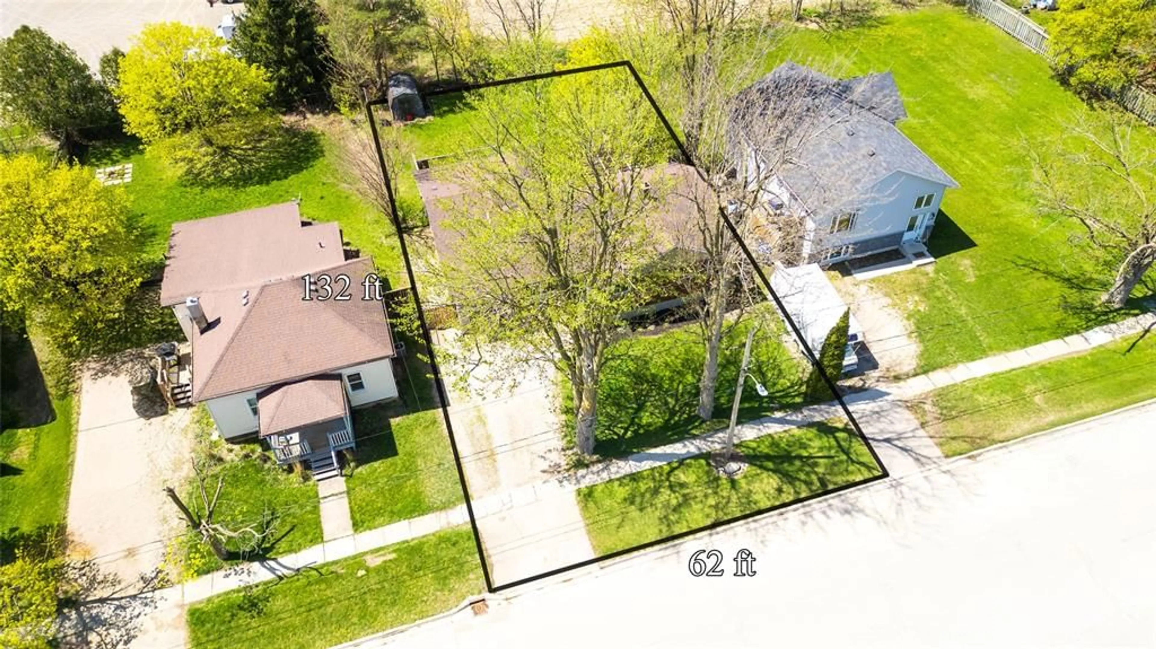 A pic from outside/outdoor area/front of a property/back of a property/a pic from drone, street for 282 JOHN St, Warwick-Watford Ontario N0M 2S0