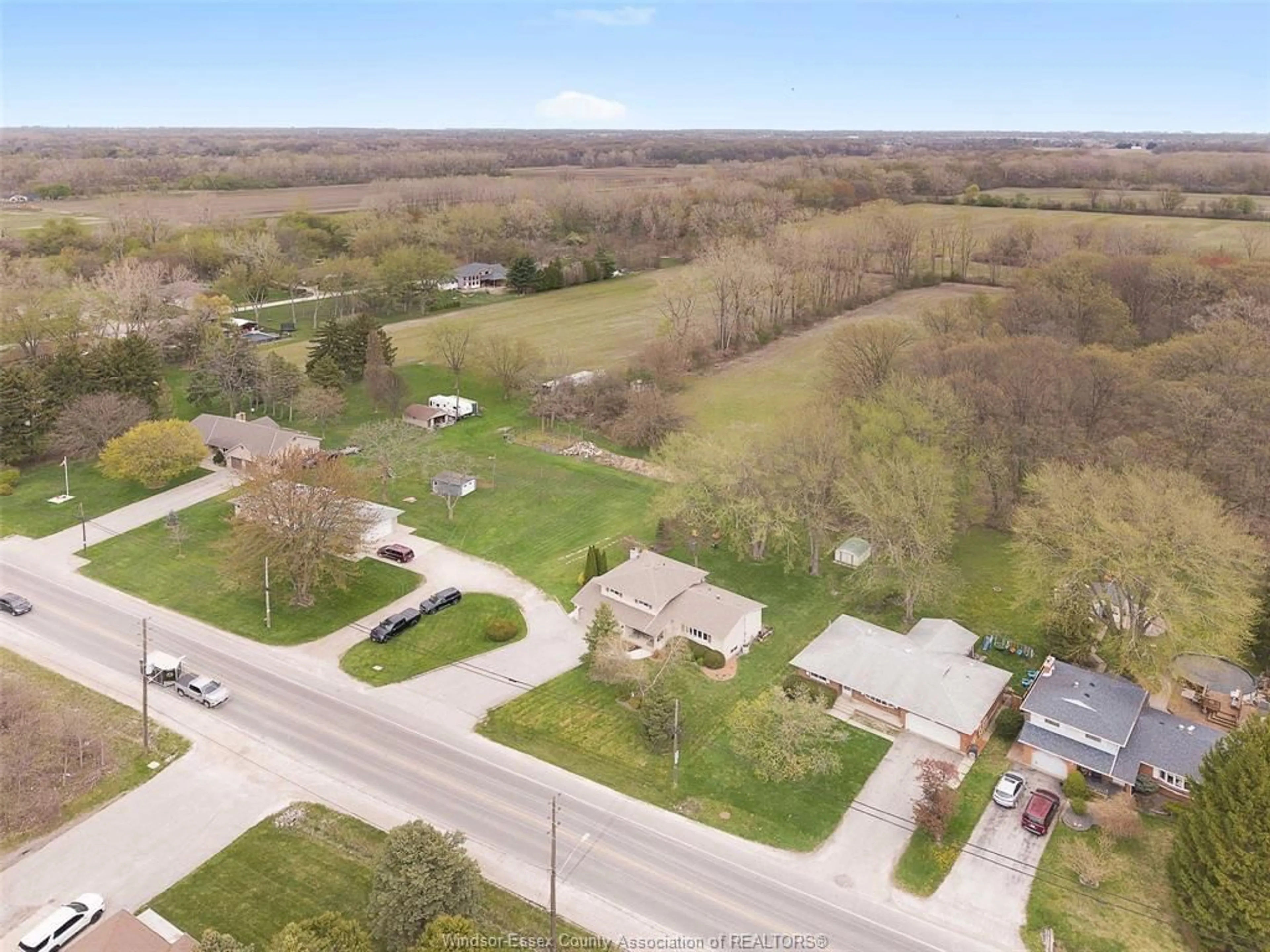 A pic from outside/outdoor area/front of a property/back of a property/a pic from drone, street for 6670 MALDEN Rd, LaSalle Ontario N9H 1T6