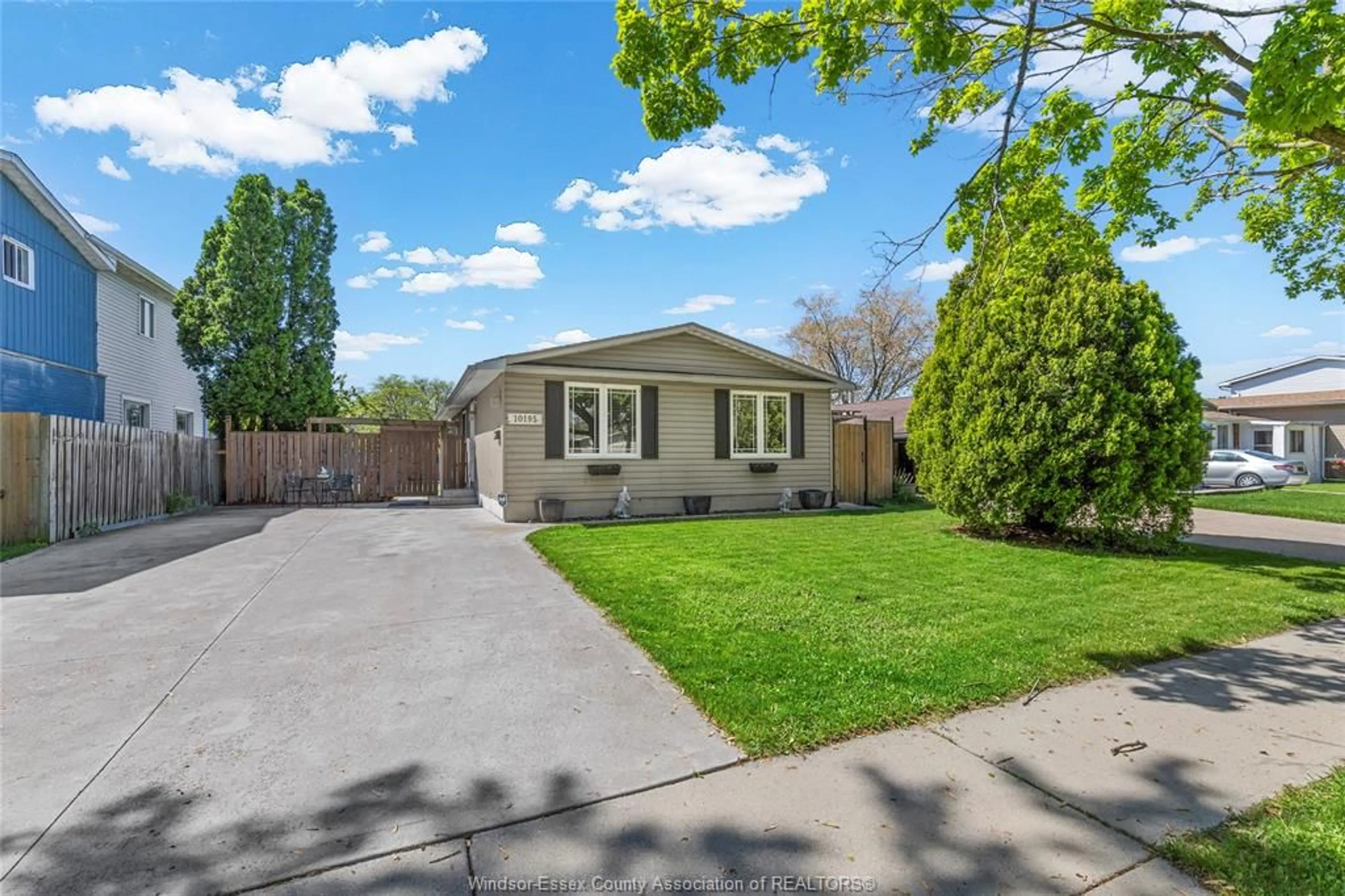 Unknown for 10195 EASTCOURT Dr, Windsor Ontario N8R 1E4