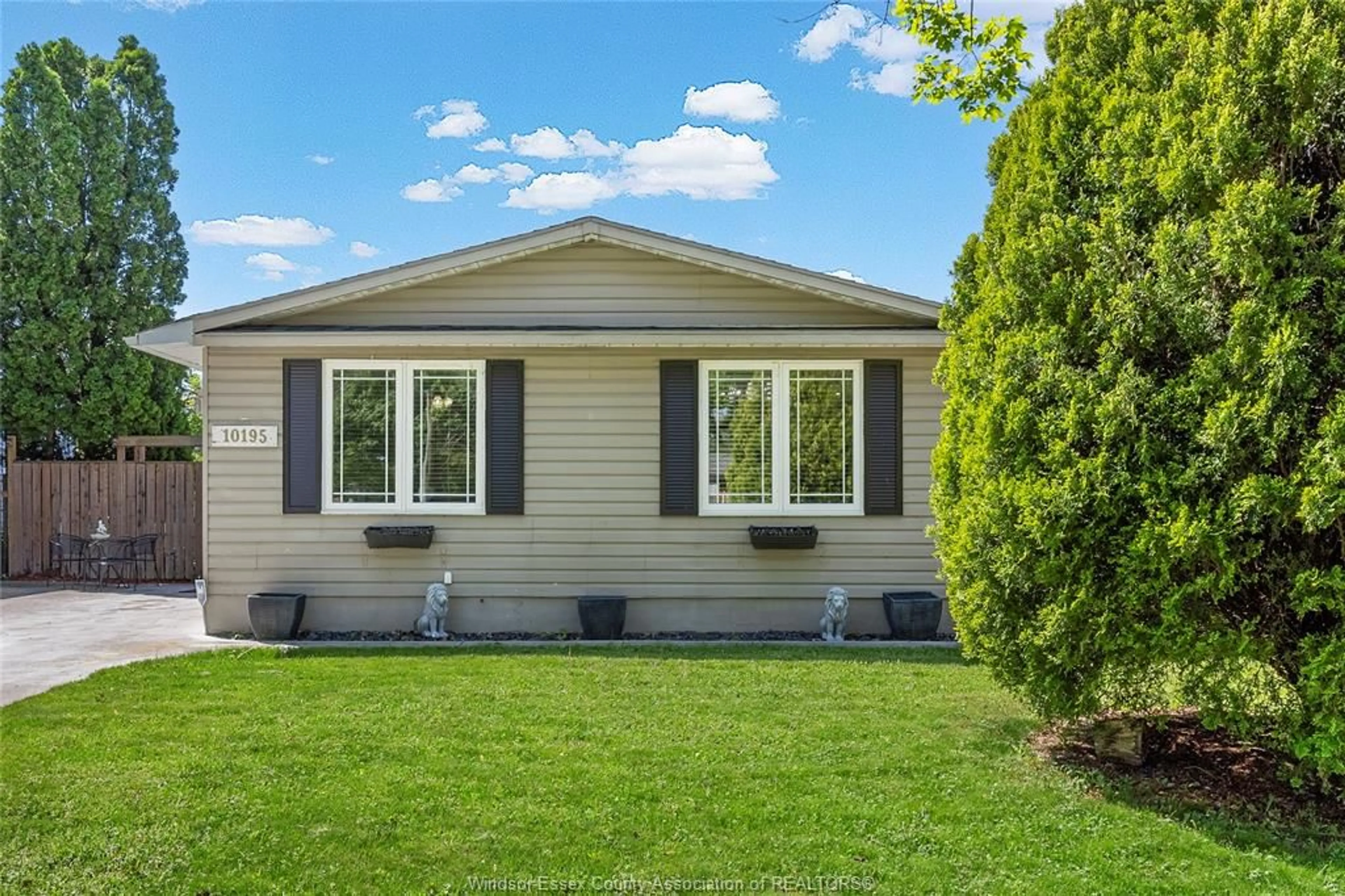 Home with vinyl exterior material, unknown for 10195 EASTCOURT Dr, Windsor Ontario N8R 1E4