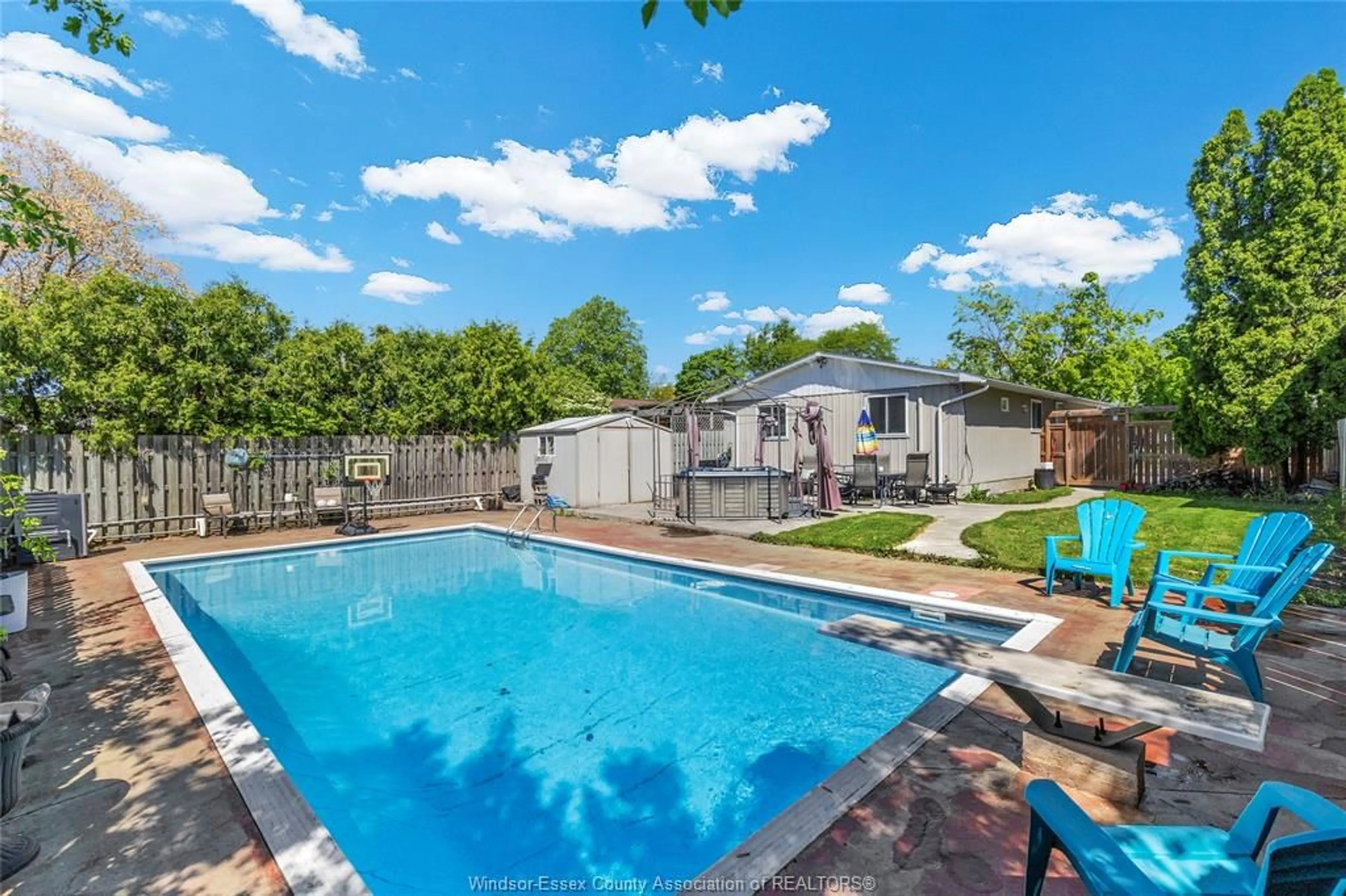Pool for 10195 EASTCOURT Dr, Windsor Ontario N8R 1E4