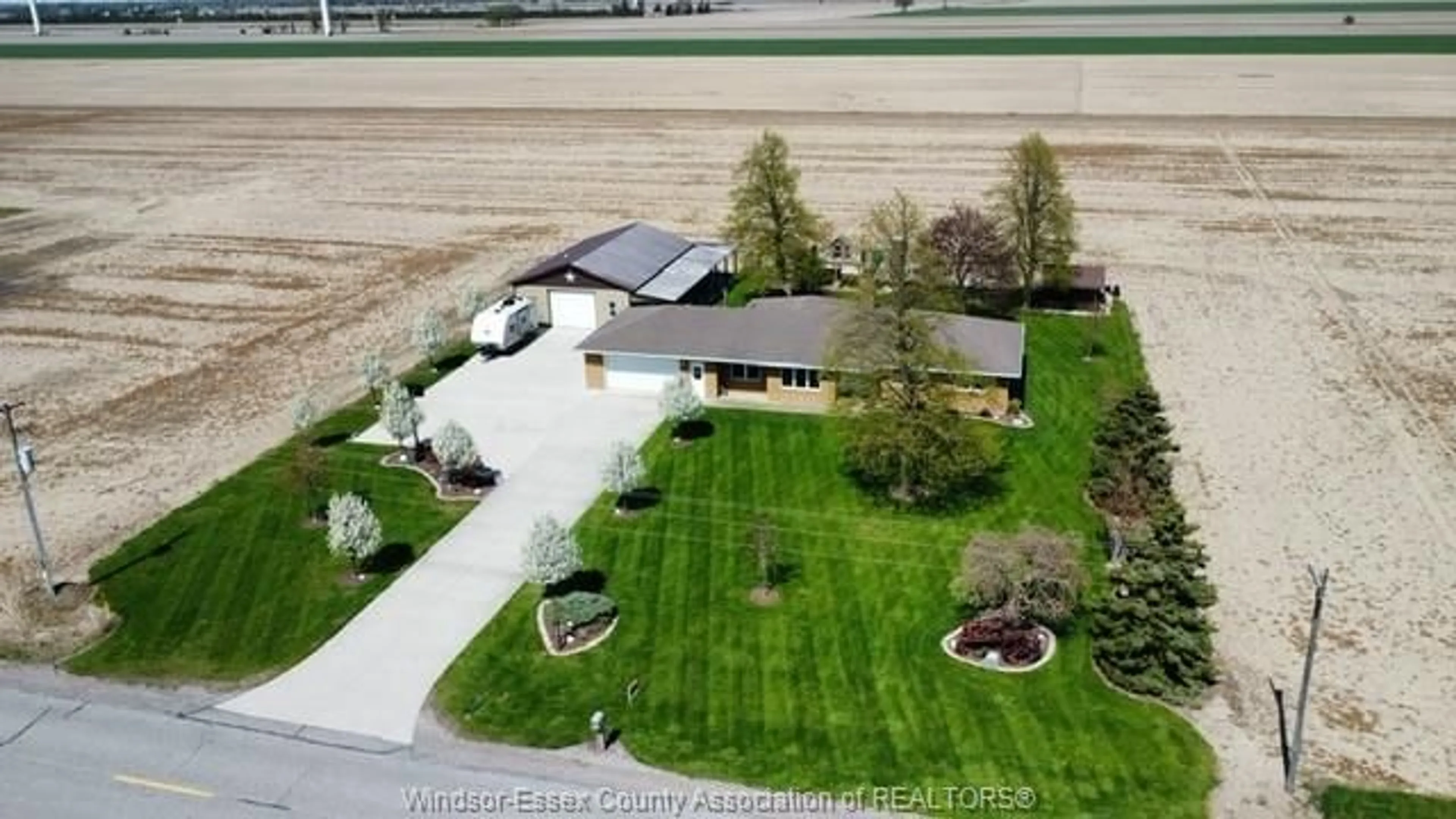 A pic from outside/outdoor area/front of a property/back of a property/a pic from drone, unknown for 20357 Port Rd, Merlin Ontario N0P 1W0