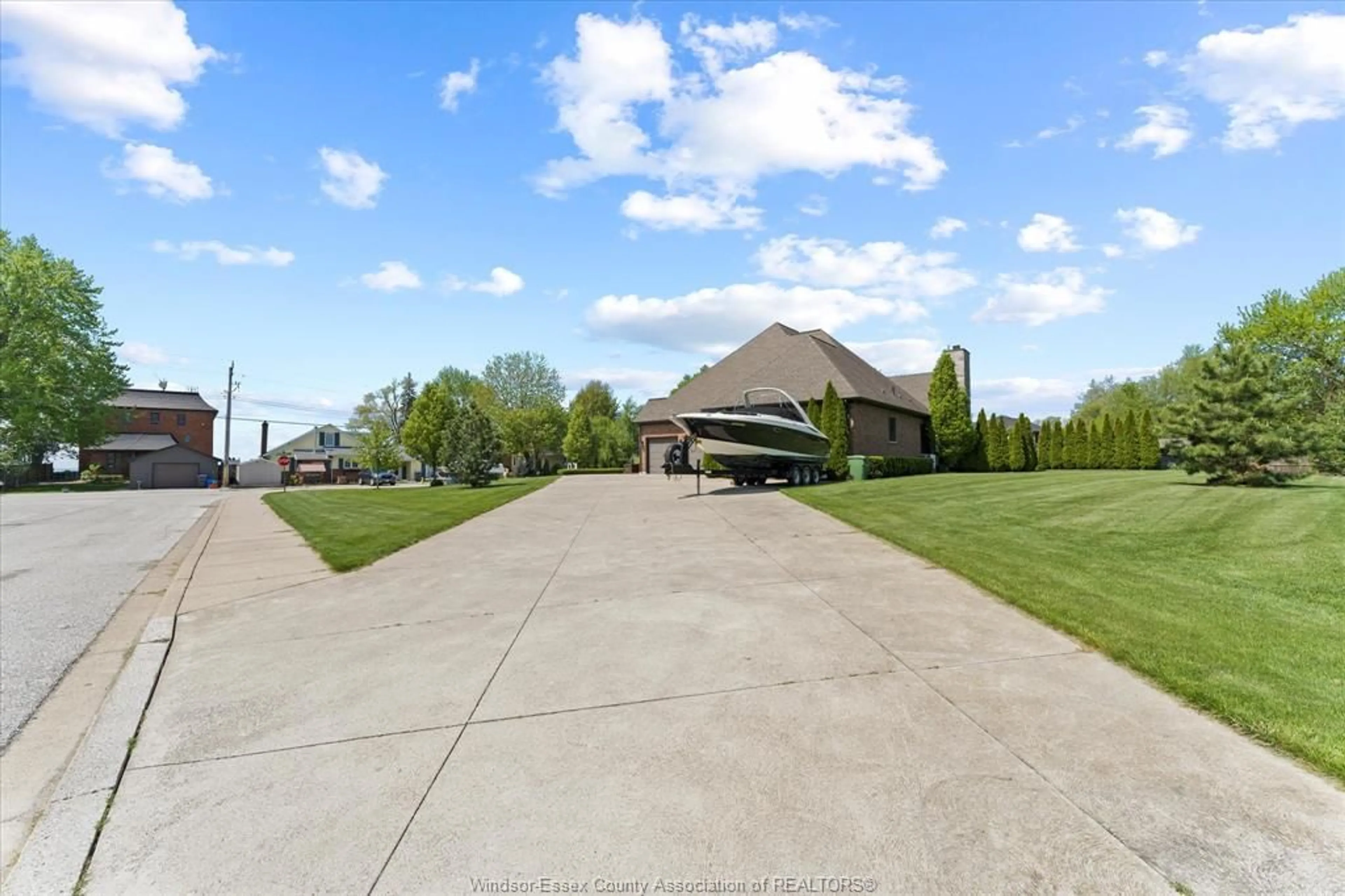 A pic from outside/outdoor area/front of a property/back of a property/a pic from drone, unknown for 36 Willow Beach Rd, Amherstburg Ontario N9V 2Y8