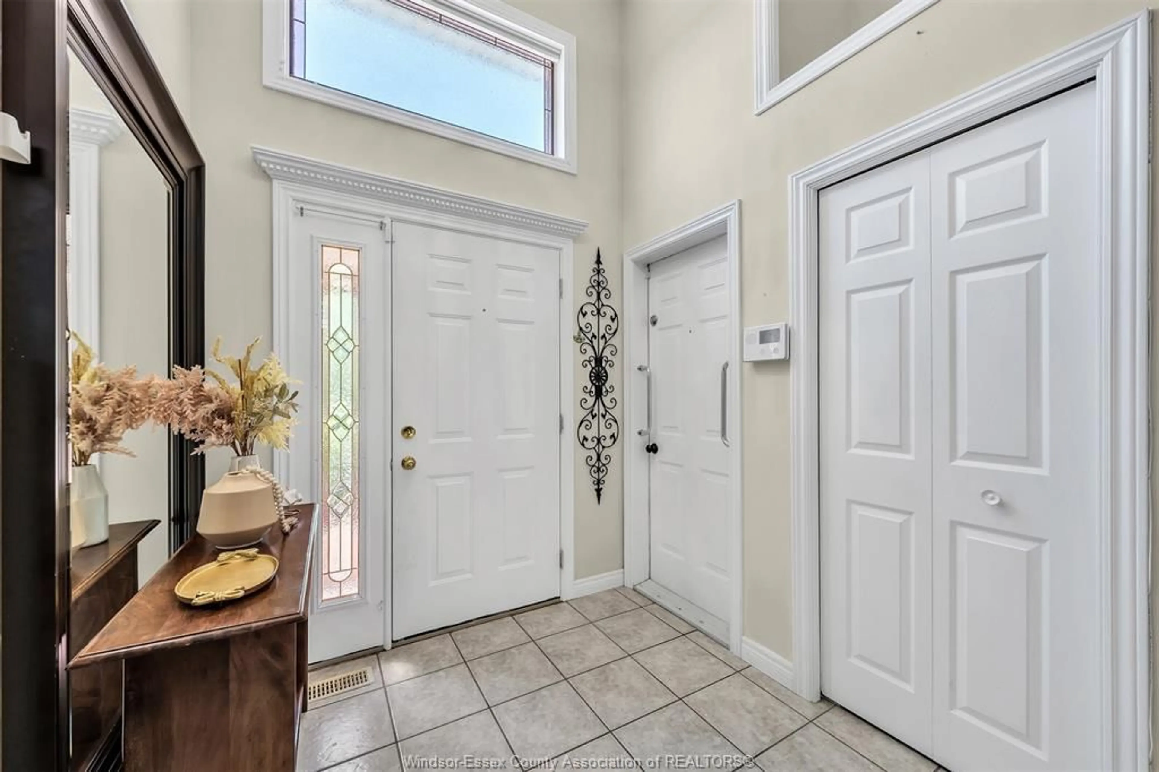 Indoor entryway for 345 JOLLY Ave, LaSalle Ontario N9J 3T2