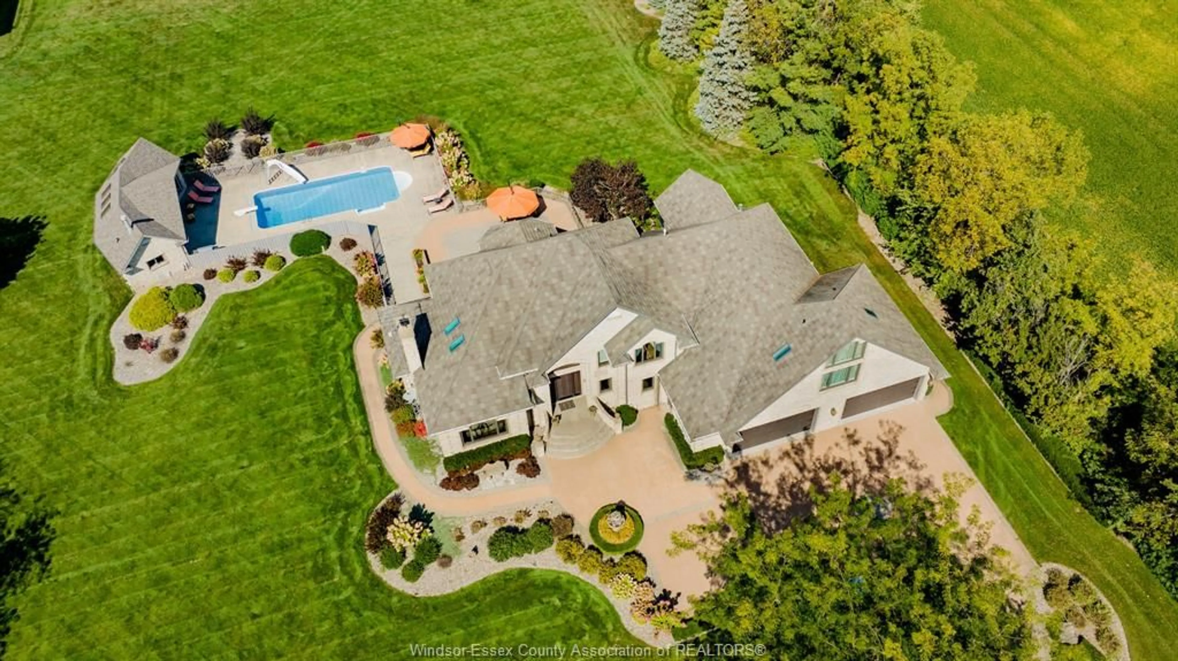 A pic from outside/outdoor area/front of a property/back of a property/a pic from drone, unknown for 1020 Road 6, Kingsville Ontario N9Y 2E9