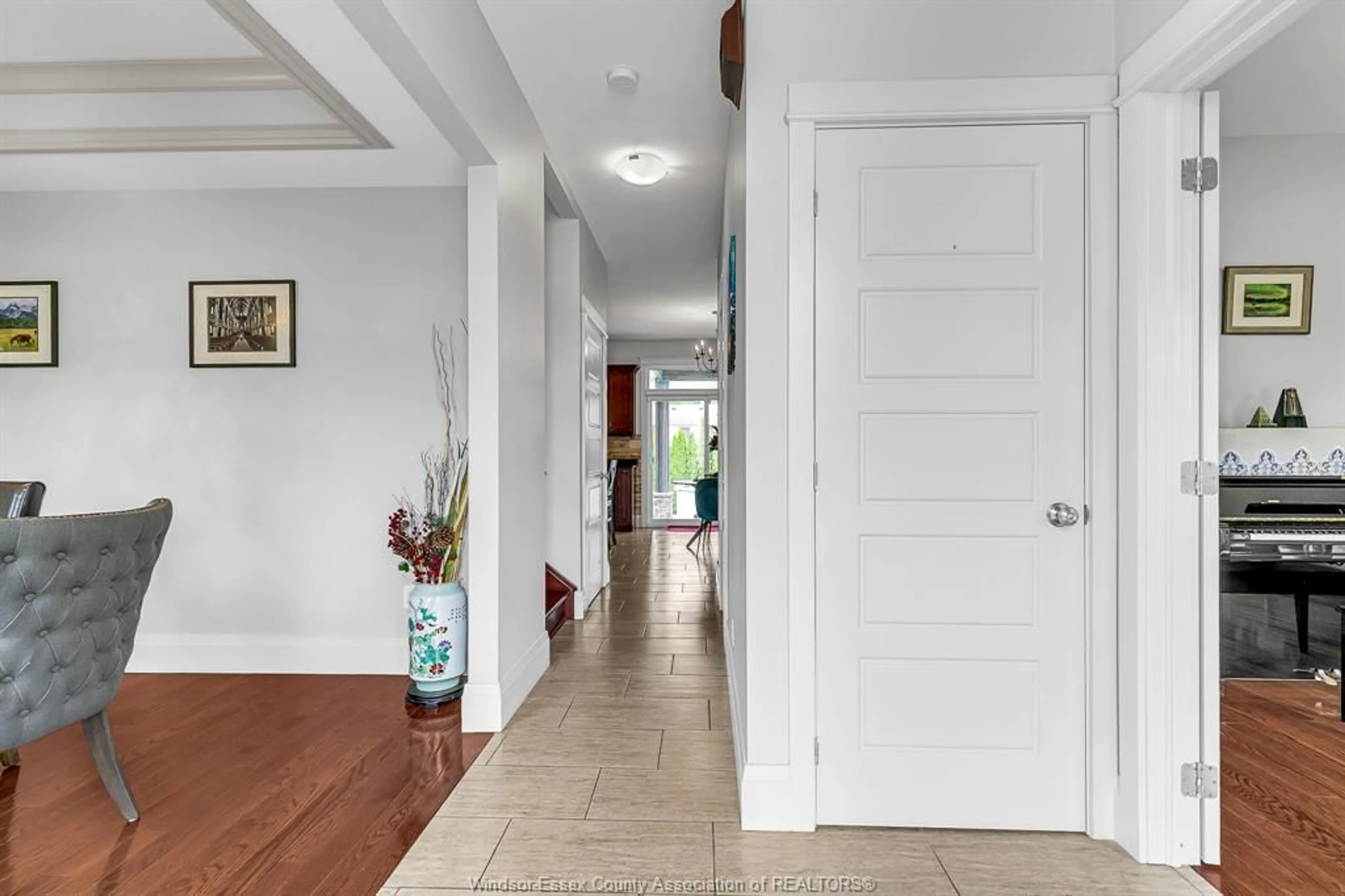 Indoor foyer for 1380 MAPLE Ave, LaSalle Ontario N9J 0B3