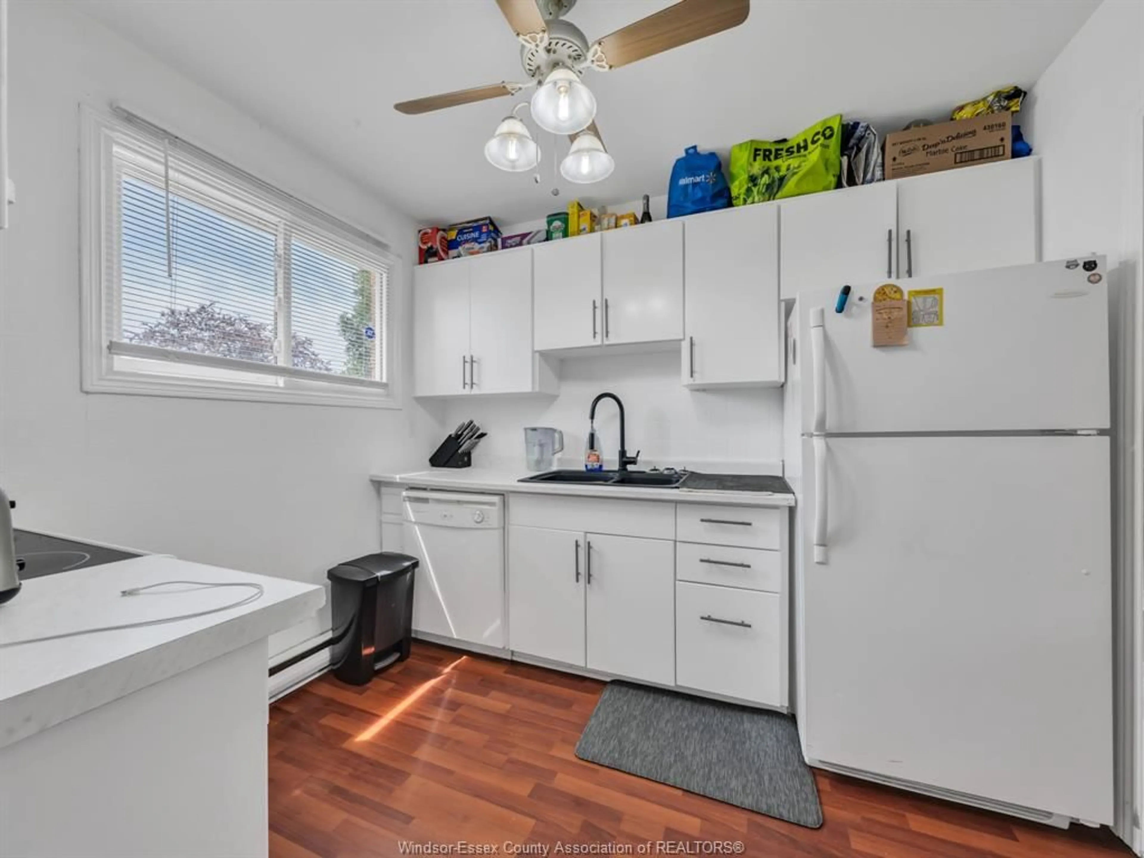 Standard kitchen, unknown for 2658 VINE Crt #110, Windsor Ontario N8T 2X6