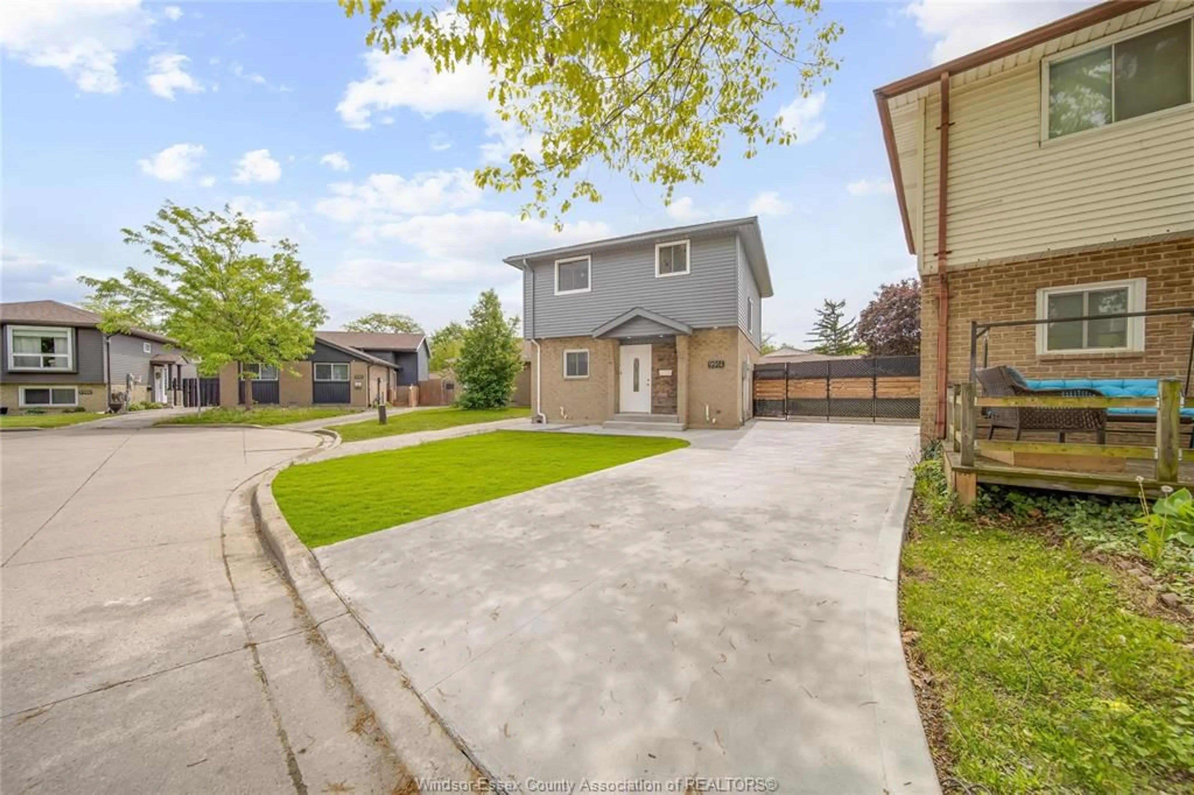 A pic from outside/outdoor area/front of a property/back of a property/a pic from drone, street for 9914 FOREST GLADE Crt, Windsor Ontario N8R 1W7