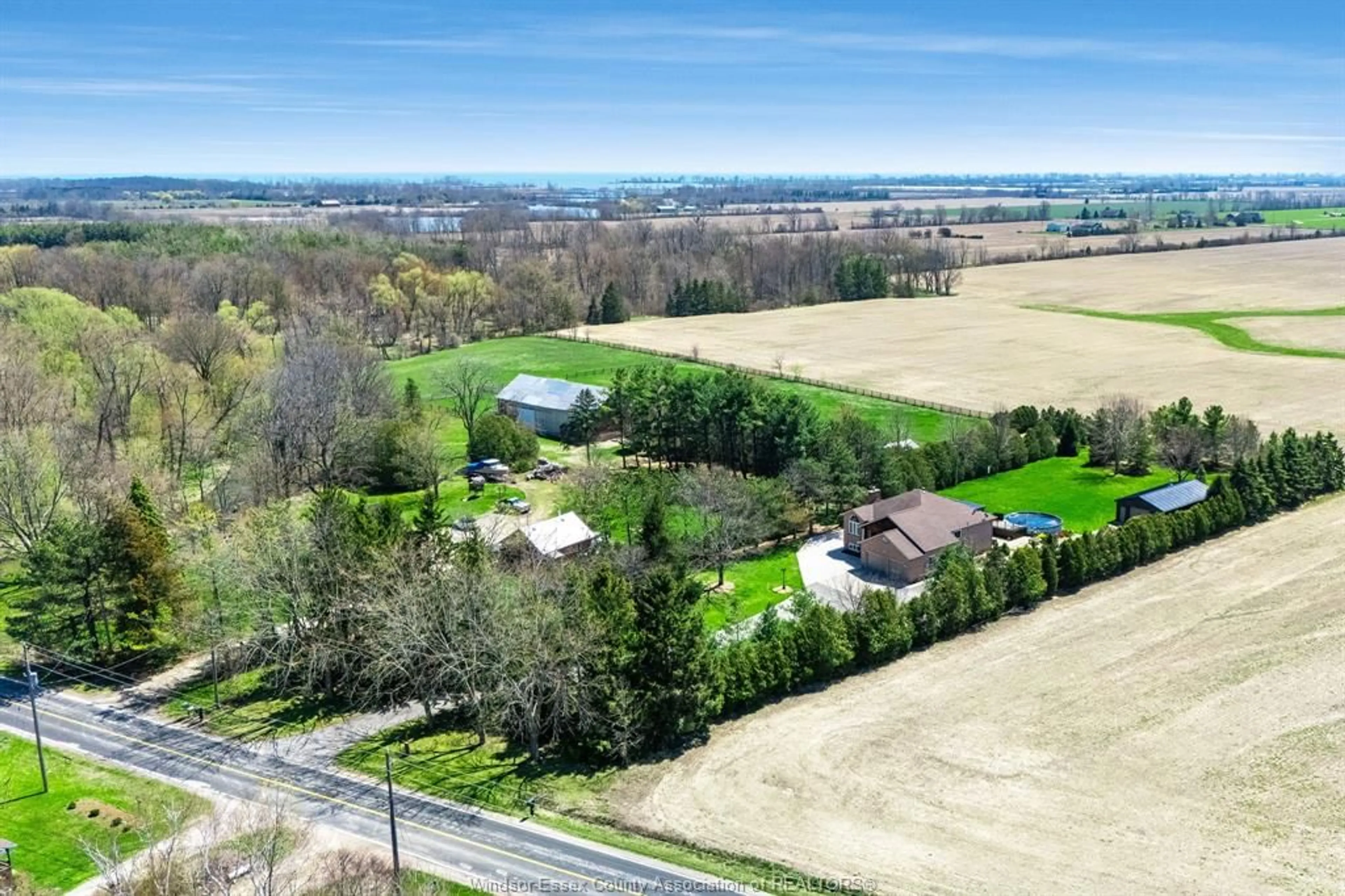 A pic from outside/outdoor area/front of a property/back of a property/a pic from drone, mountain view for 1620 Deer Run, Leamington Ontario N8H 3V7