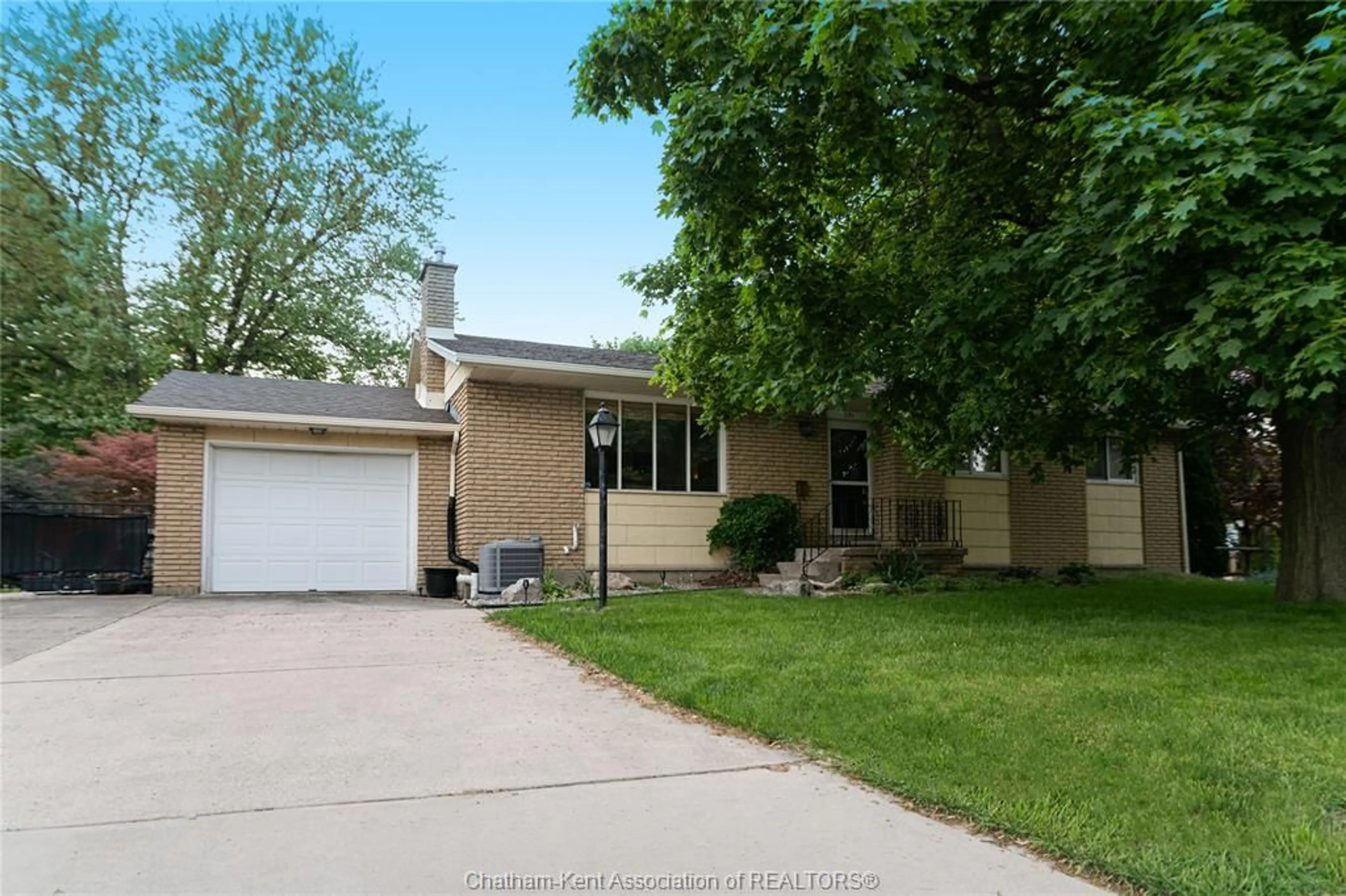 Home with vinyl exterior material, street for 591 King St, Chatham Ontario N7M 1H7