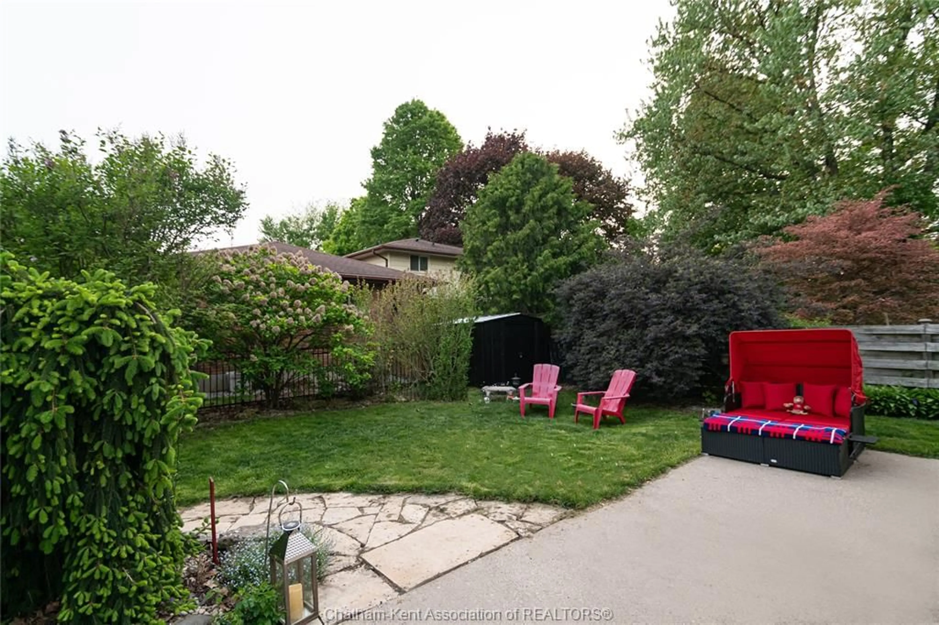 A pic from outside/outdoor area/front of a property/back of a property/a pic from drone, street for 591 King St, Chatham Ontario N7M 1H7