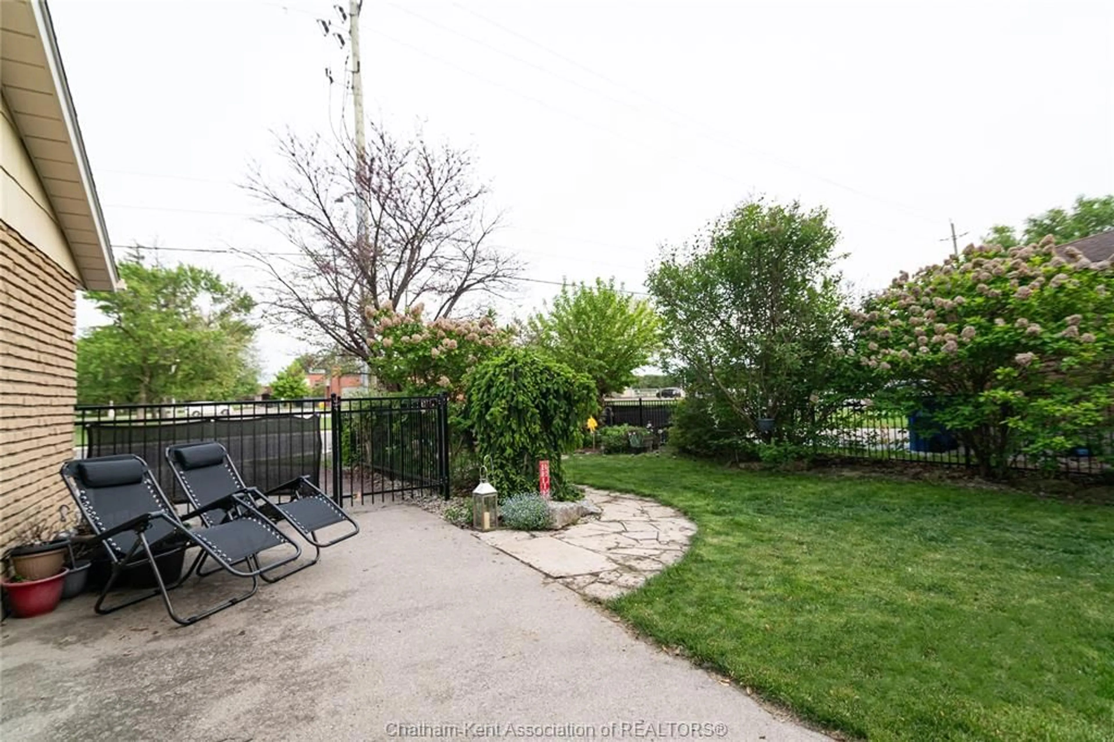 Patio, street for 591 King St, Chatham Ontario N7M 1H7