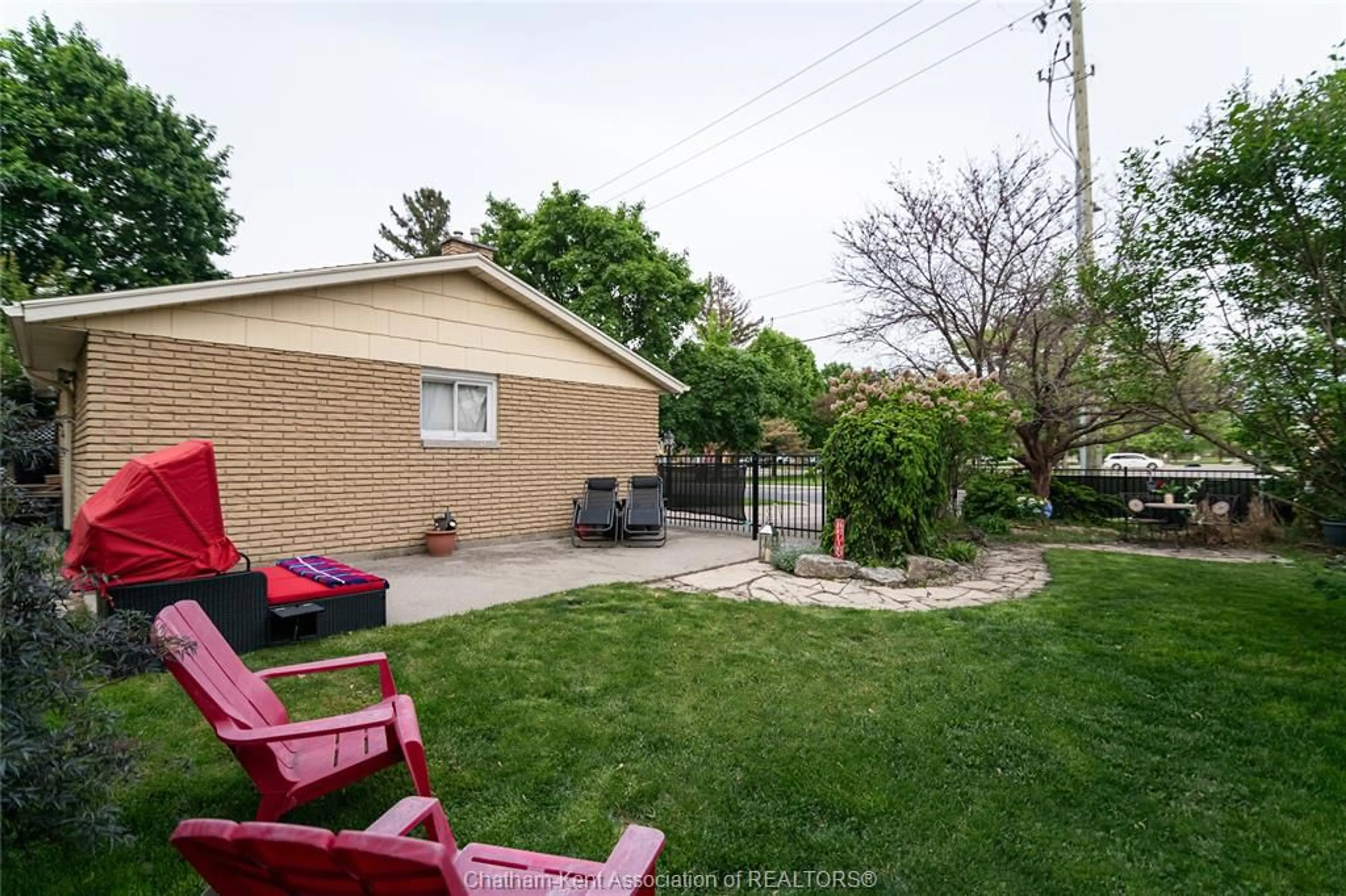 Patio, street for 591 King St, Chatham Ontario N7M 1H7