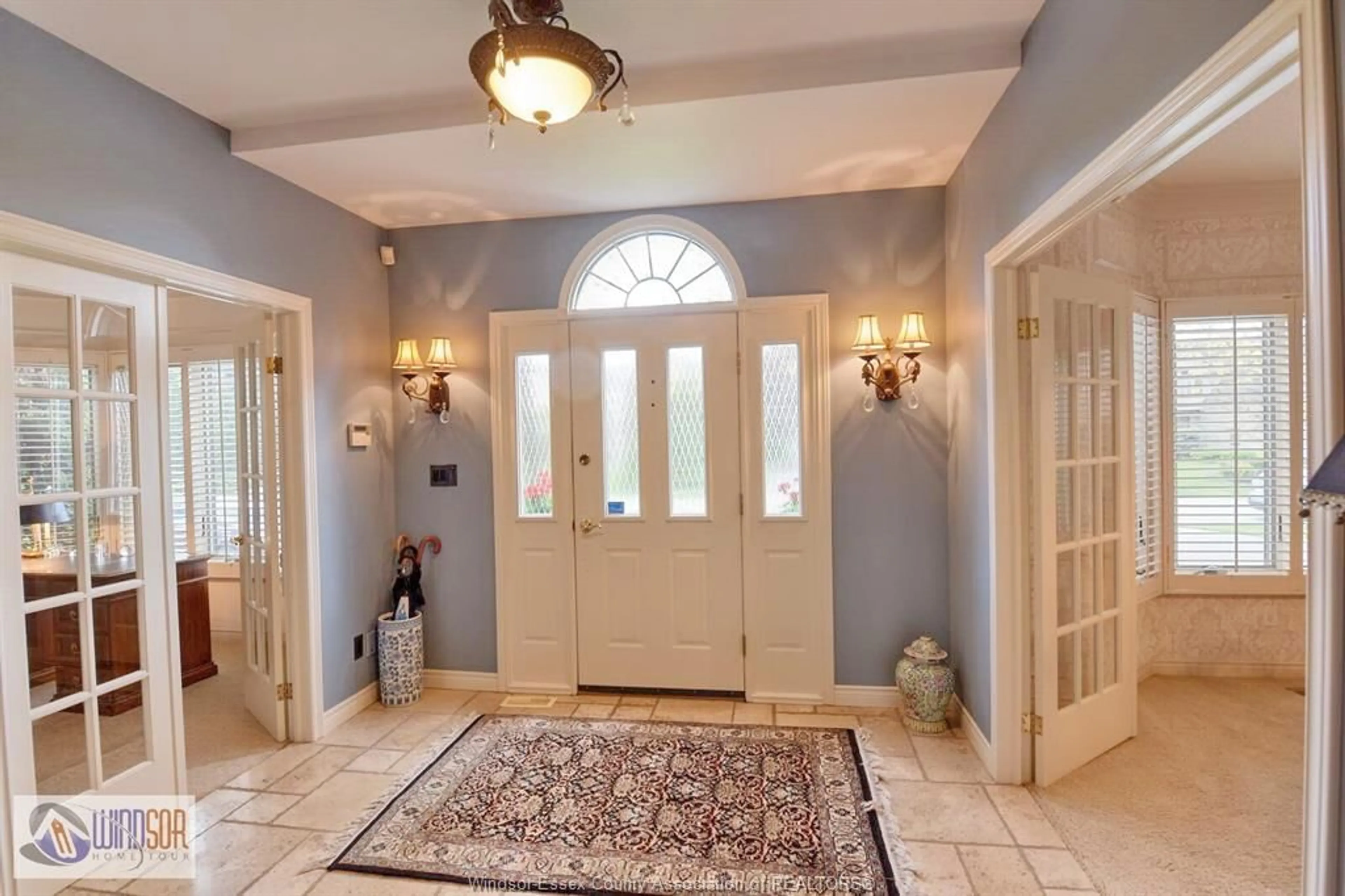 Indoor entryway for 296 RUSSELL WOODS, Lakeshore Ontario N8N 4K5
