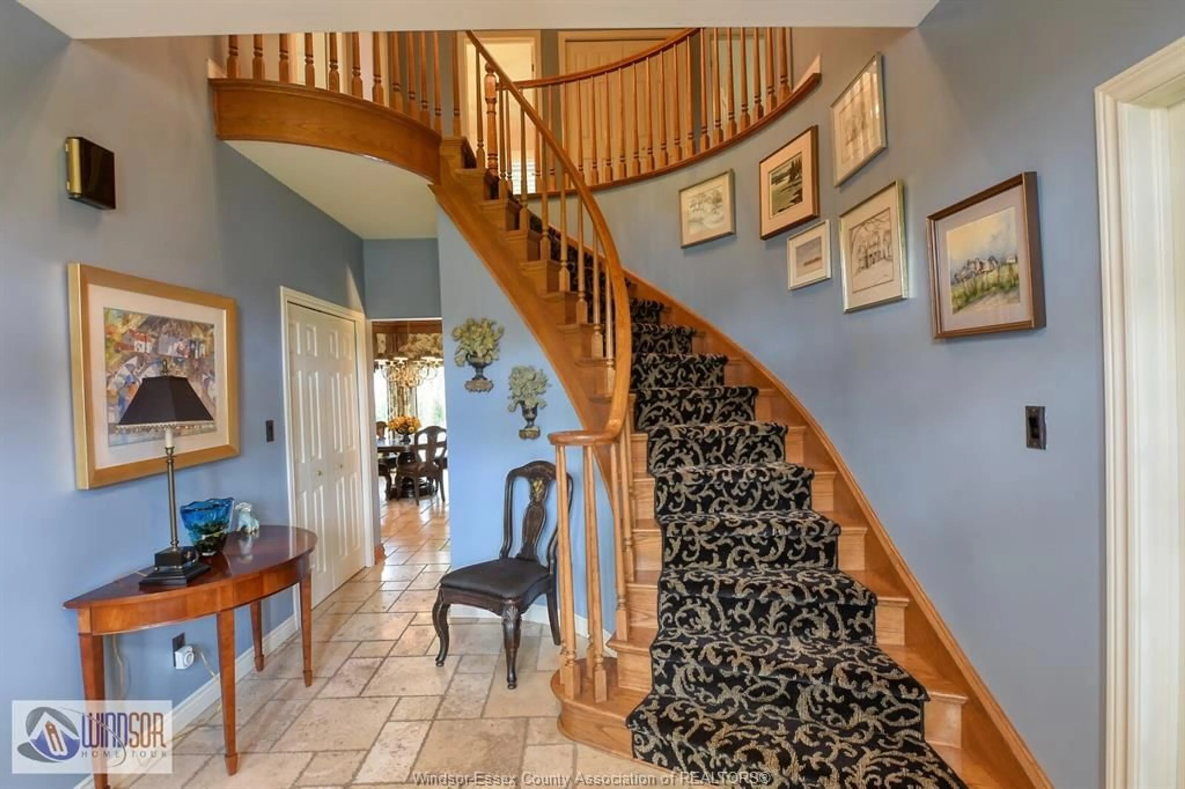 Indoor foyer for 296 RUSSELL WOODS, Lakeshore Ontario N8N 4K5