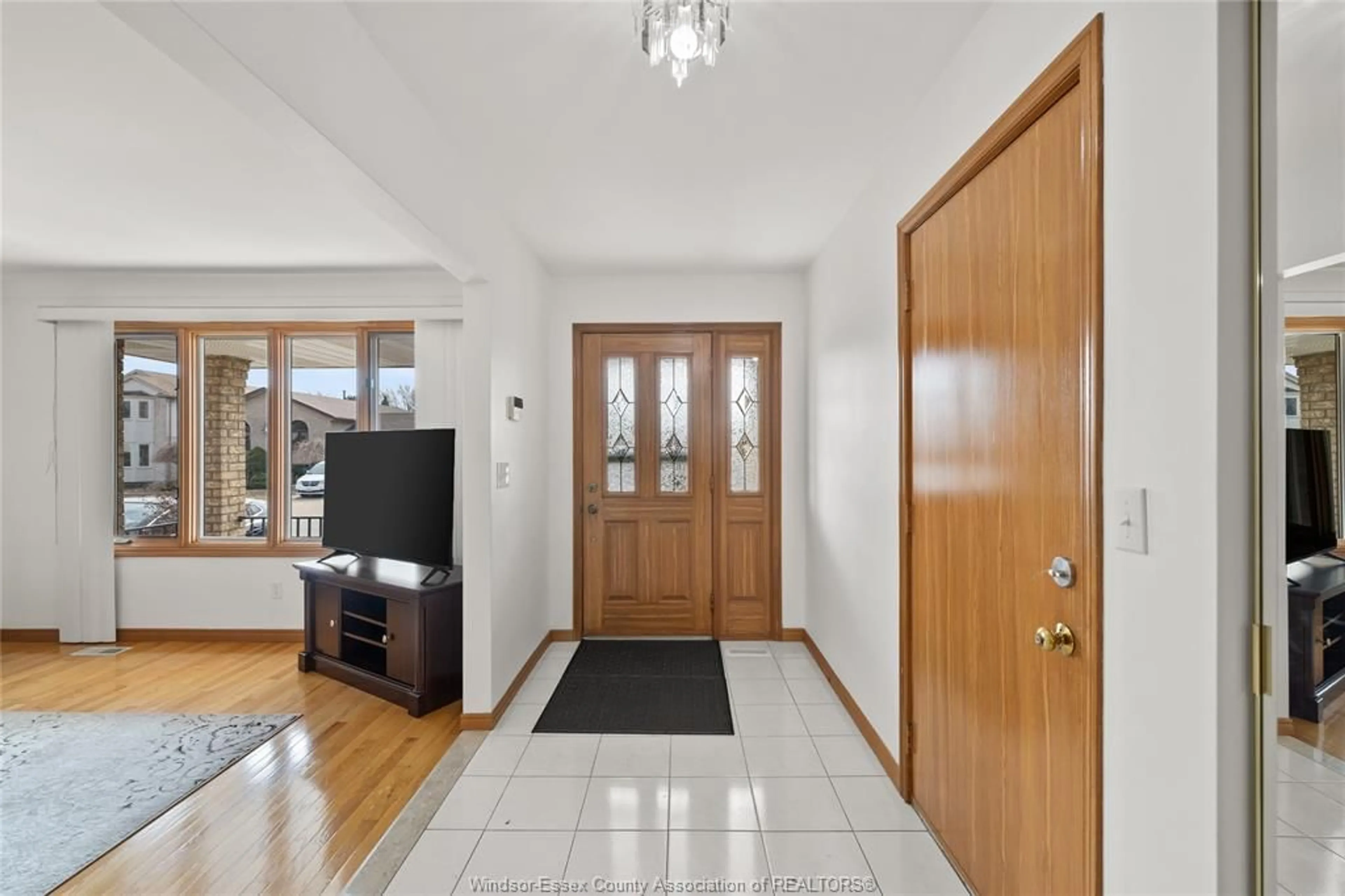 Indoor foyer for 8358 KINGSTON Cres, Windsor Ontario N8S 4R8