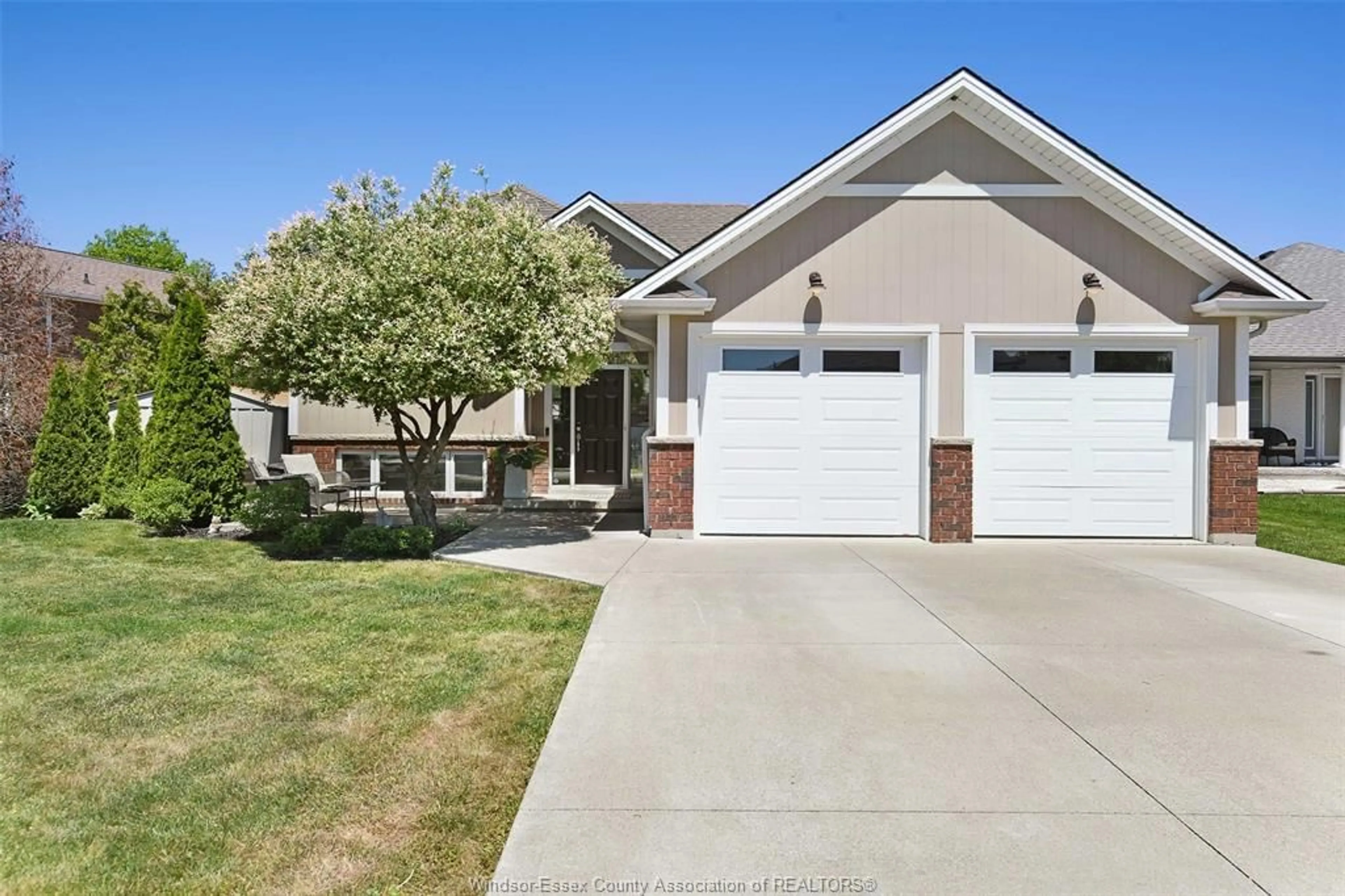 Home with vinyl exterior material, street for 220 KING JAMES Ave, Lakeshore Ontario N0R 1A0