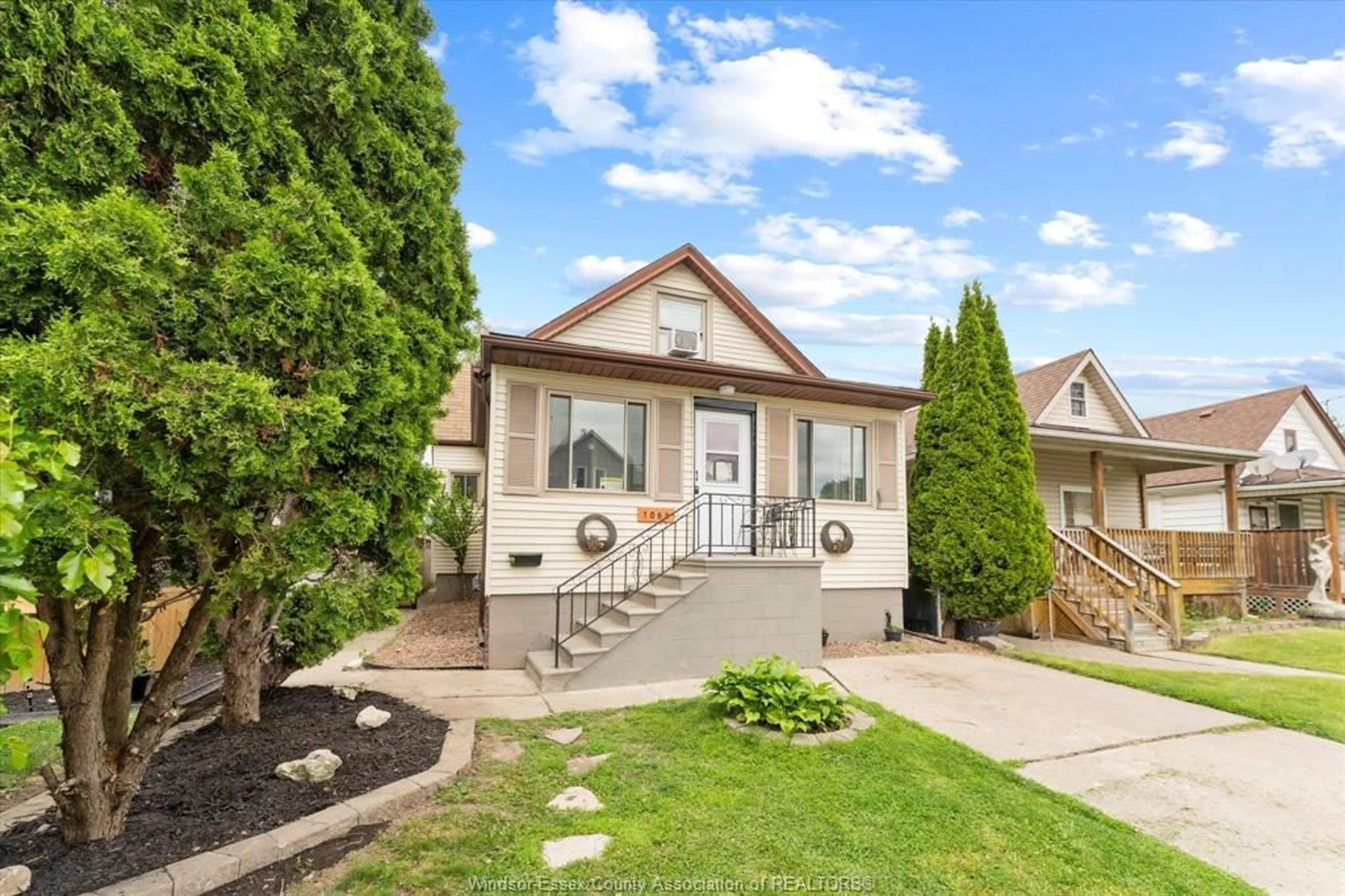 Home with vinyl exterior material, street for 1064 TUSCARORA, Windsor Ontario N9A 3N3