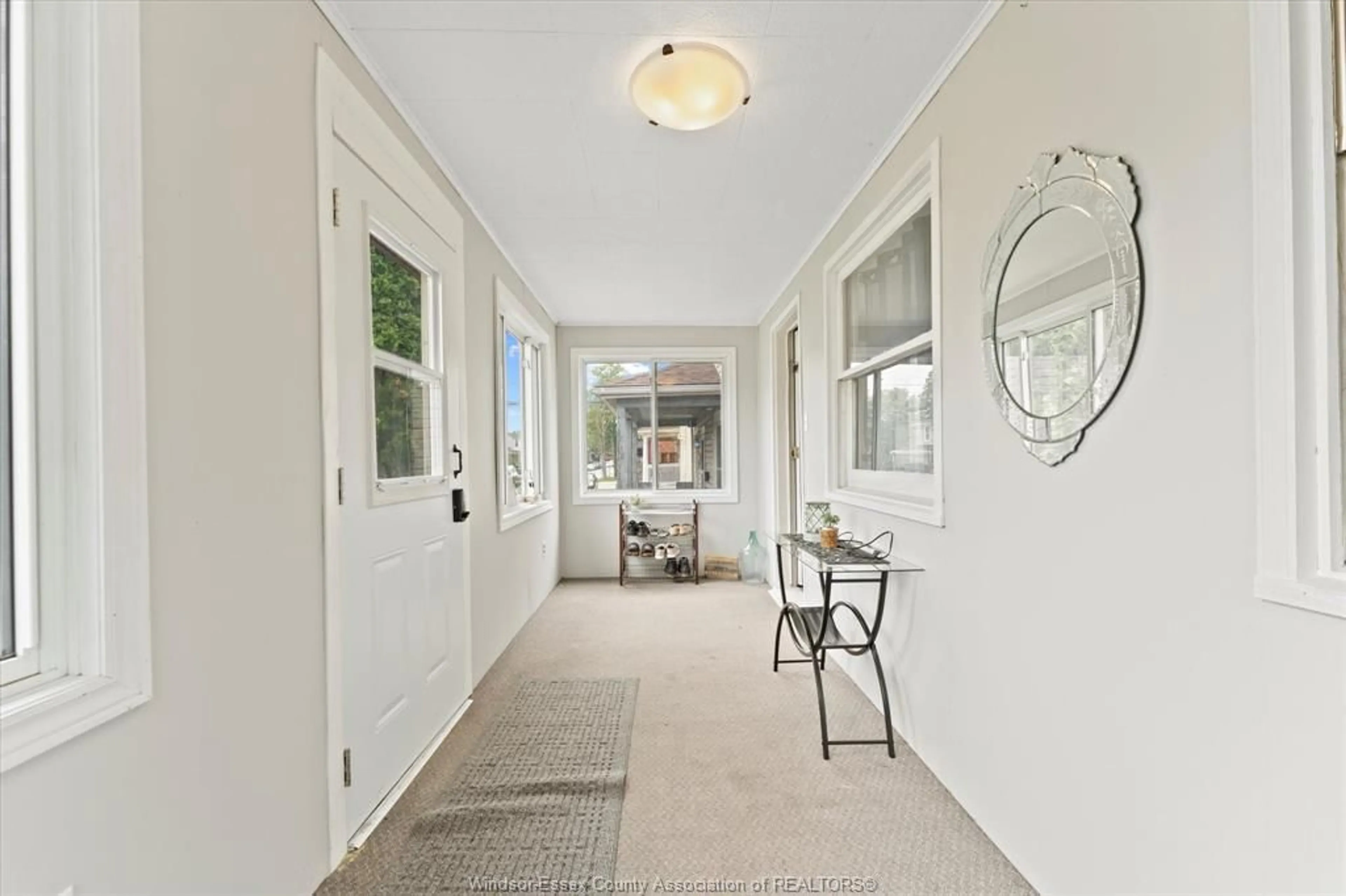 Indoor entryway for 1064 TUSCARORA, Windsor Ontario N9A 3N3
