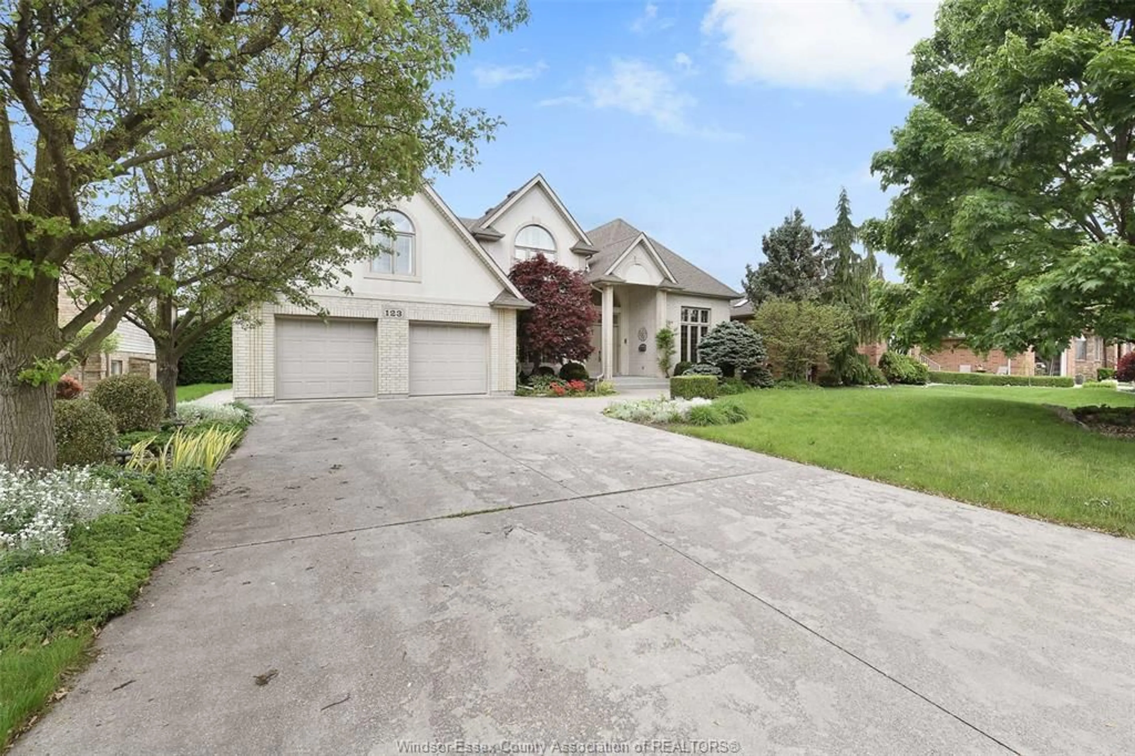 A pic from outside/outdoor area/front of a property/back of a property/a pic from drone, street for 123 WINTERMUTE, Lakeshore Ontario N8L 0Y6