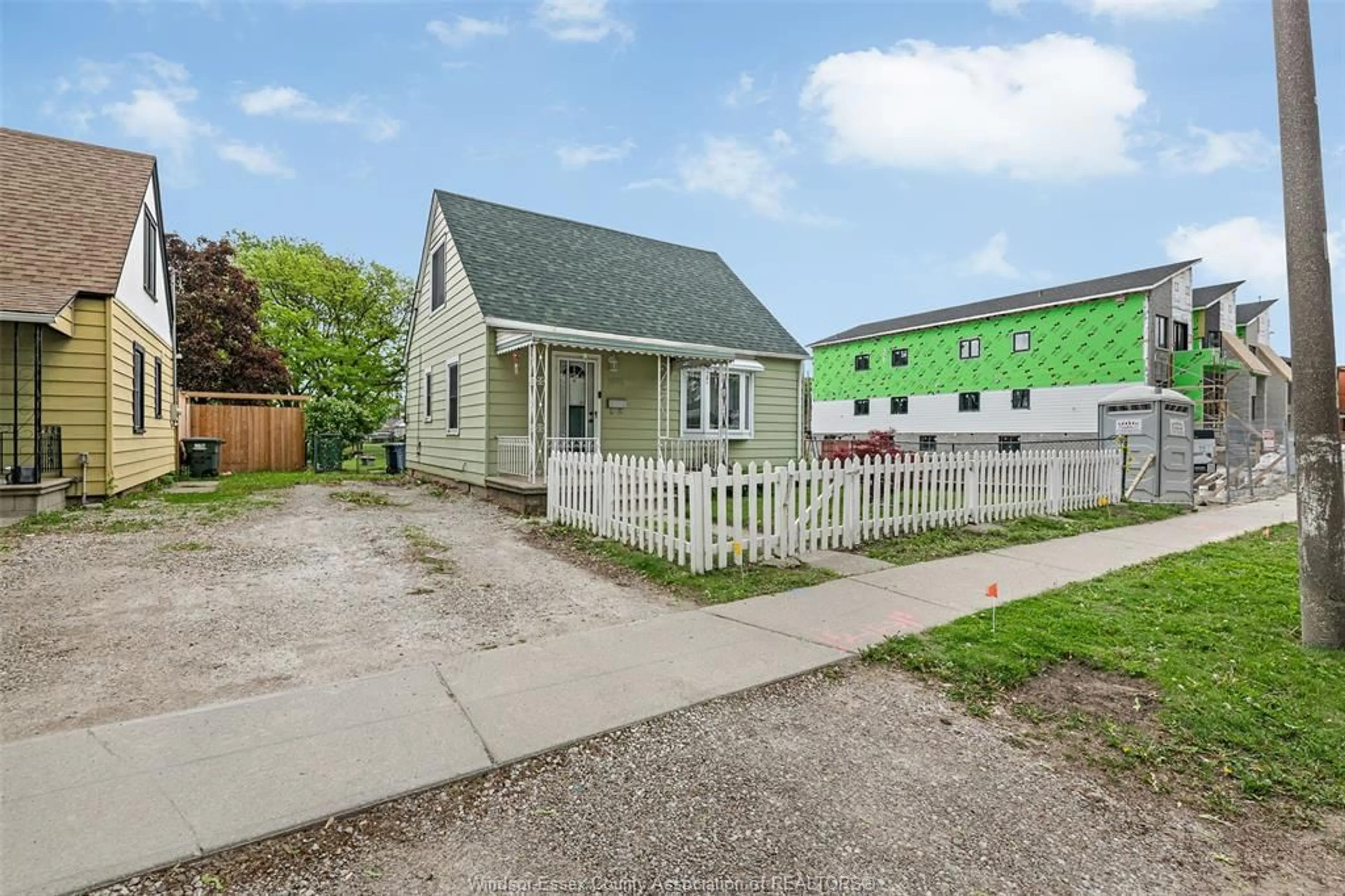 Unknown for 1062 CALIFORNIA Ave, Windsor Ontario N9B 2Z7