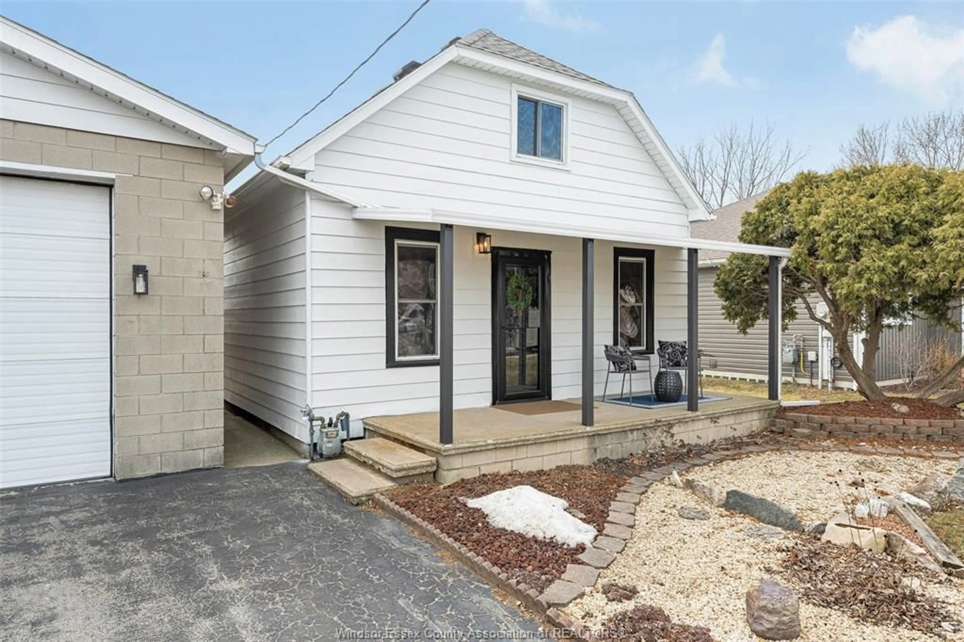 Home with vinyl exterior material, street for 366 ST. CHARLES, Belle River Ontario N0R 1A0