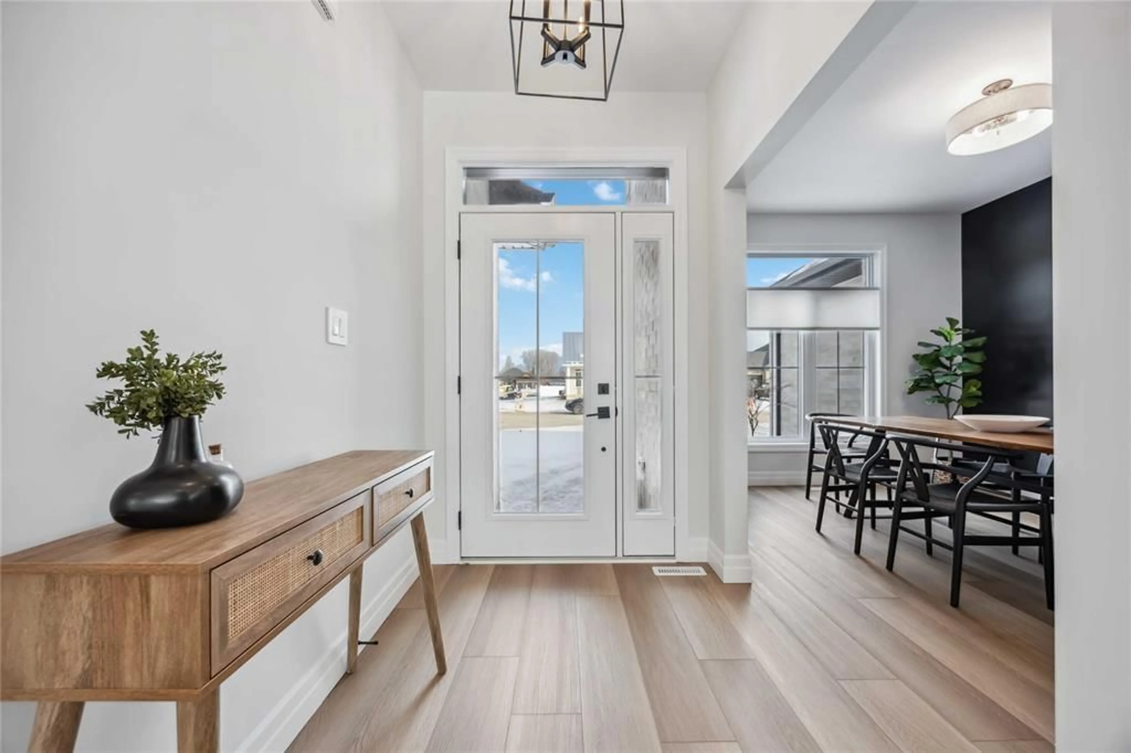 Indoor entryway for 6746 GRIFFIN Dr, Plympton-Wyoming Ontario N0N 1E0