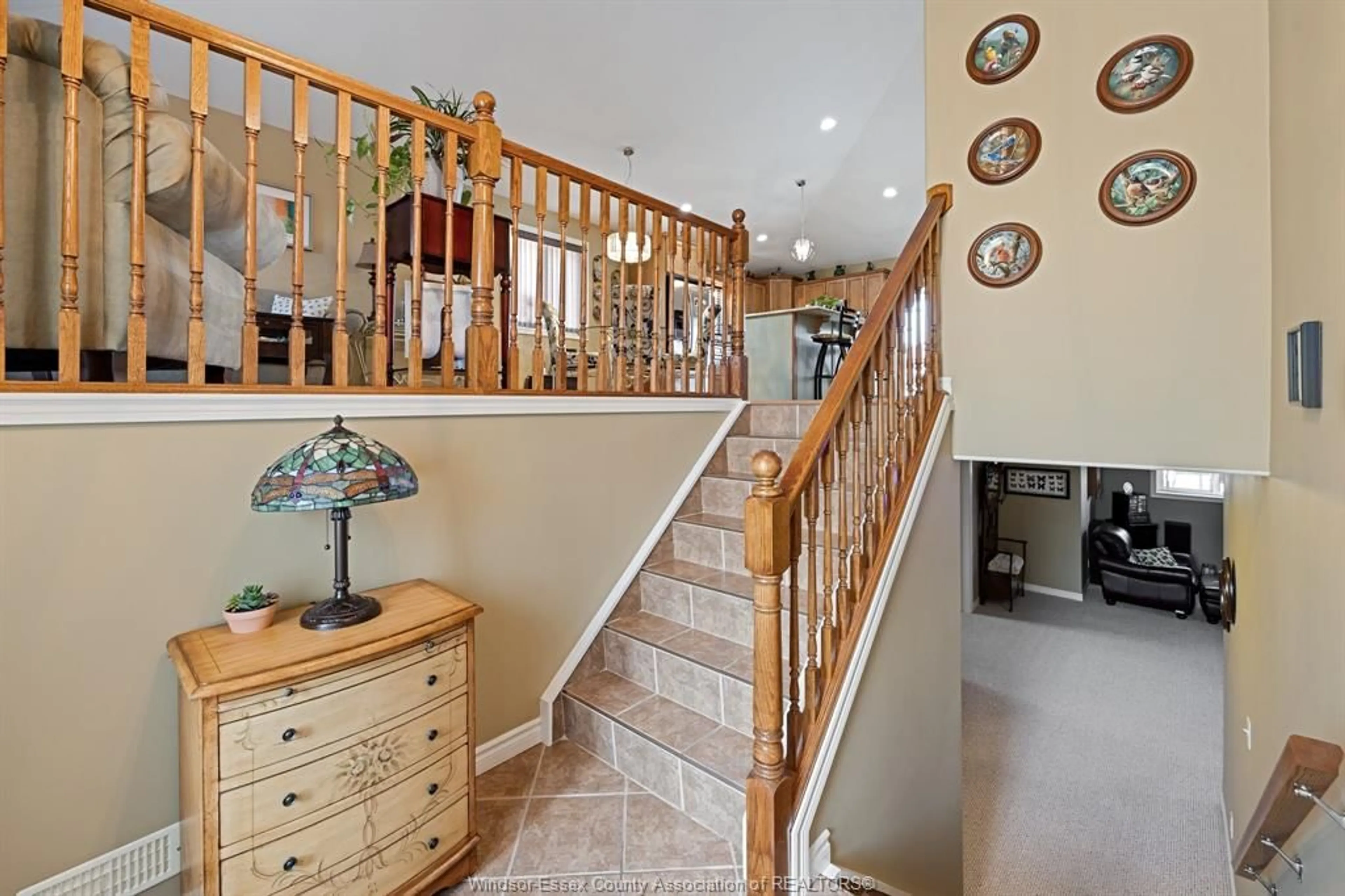 Indoor foyer for 1366 VENETIAN, Windsor Ontario N8P 1R4