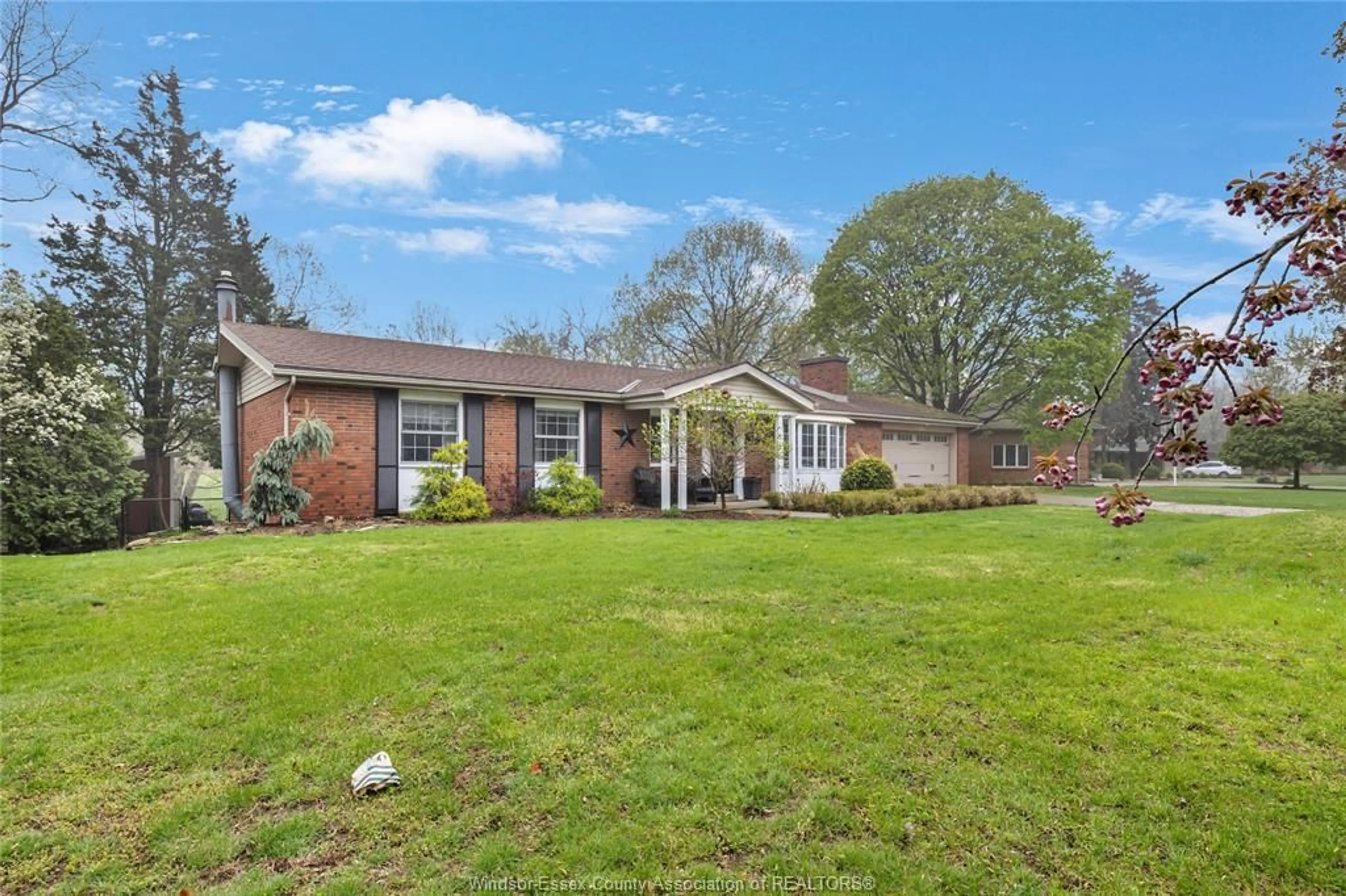 Home with brick exterior material, unknown for 3049 ROWLEY PARK Dr, Kingsville Ontario N9Y 2Y2