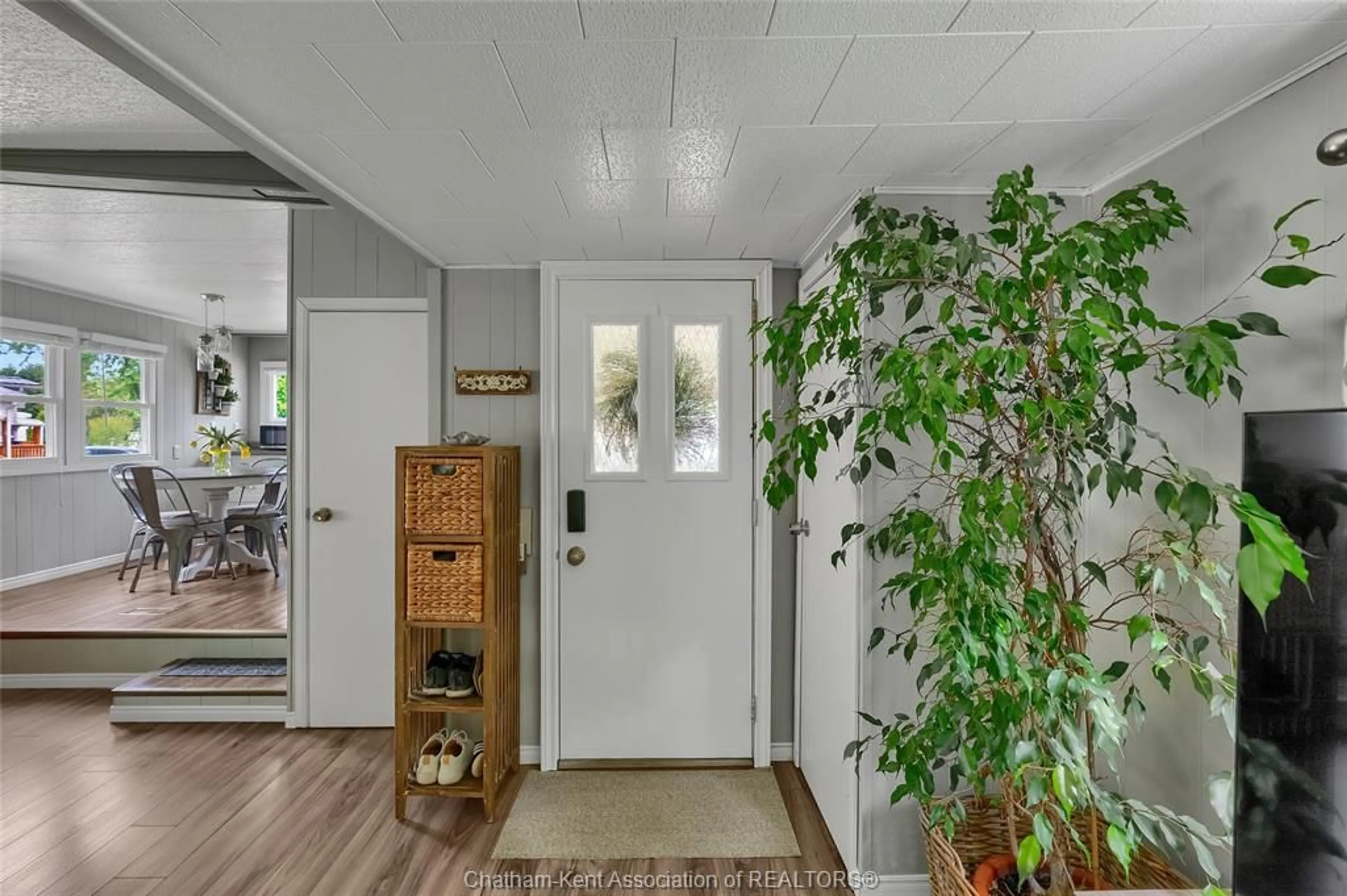 Indoor entryway for 22220 Charing Cross Rd #16, Chatham Ontario N7M 5V8