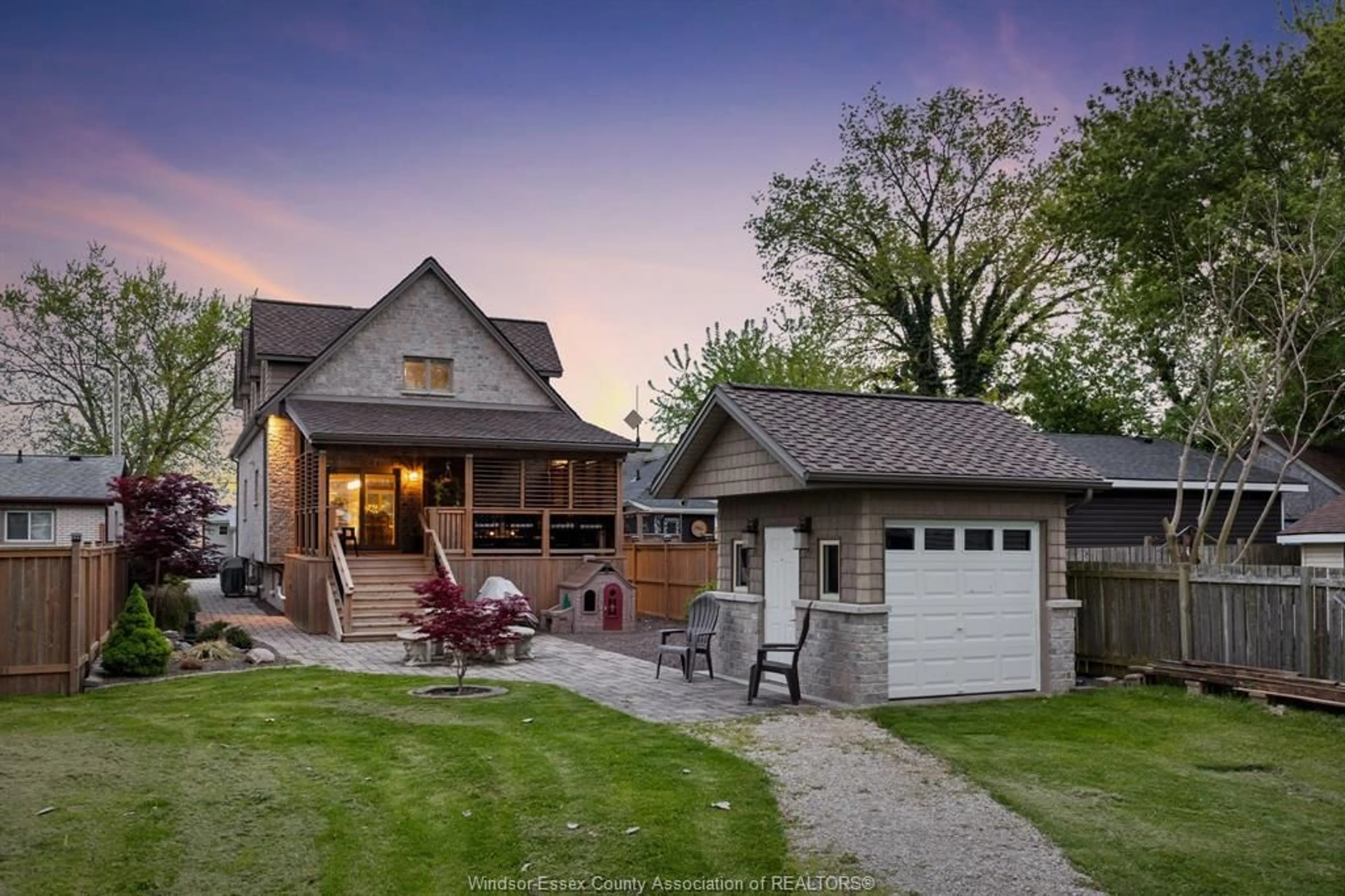 A pic from outside/outdoor area/front of a property/back of a property/a pic from drone, street for 794 ERIE SHORES, Essex Ontario N0R 1G0