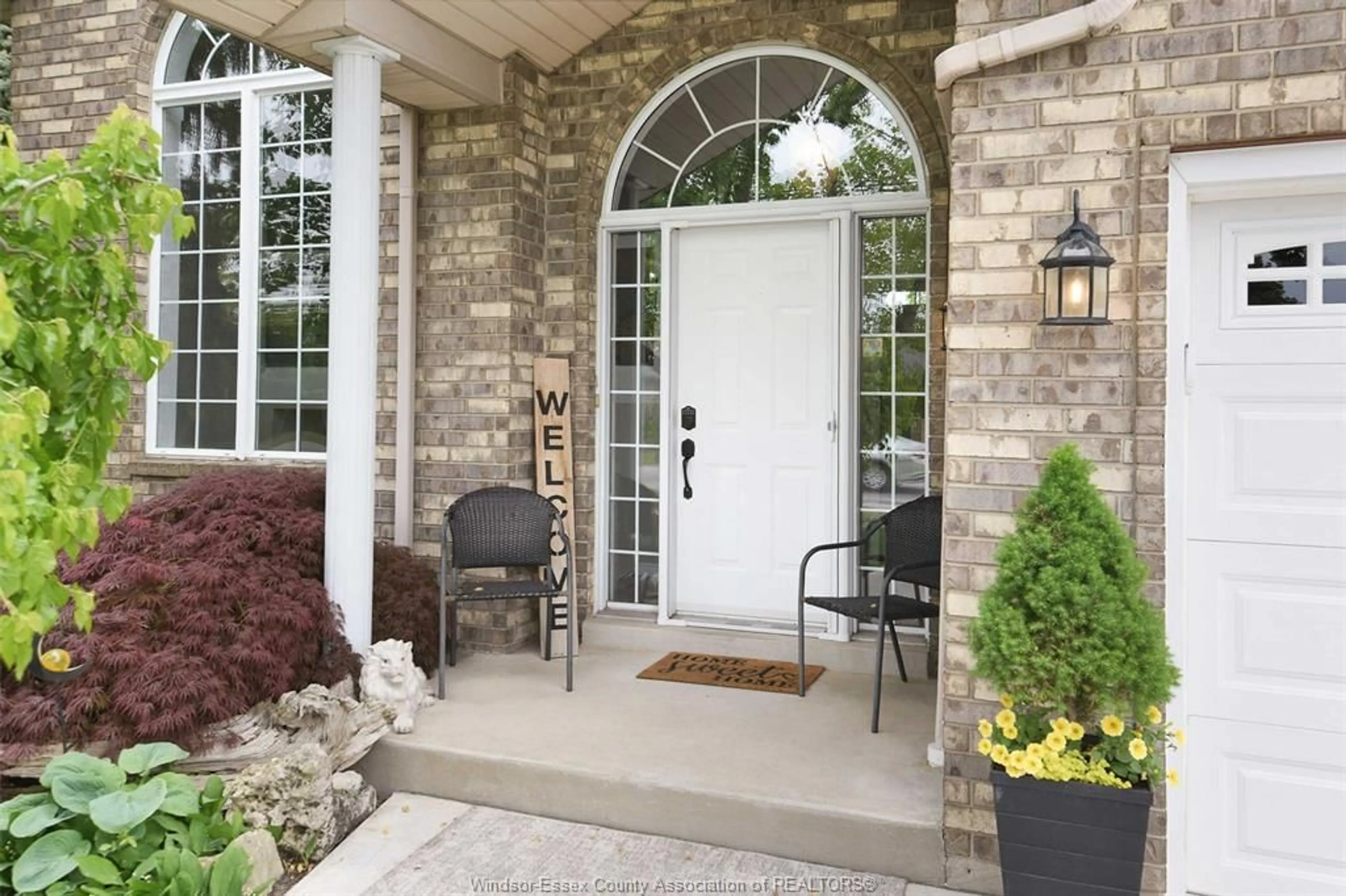 Indoor entryway for 5994 Matchett, LaSalle Ontario N9J 3W1