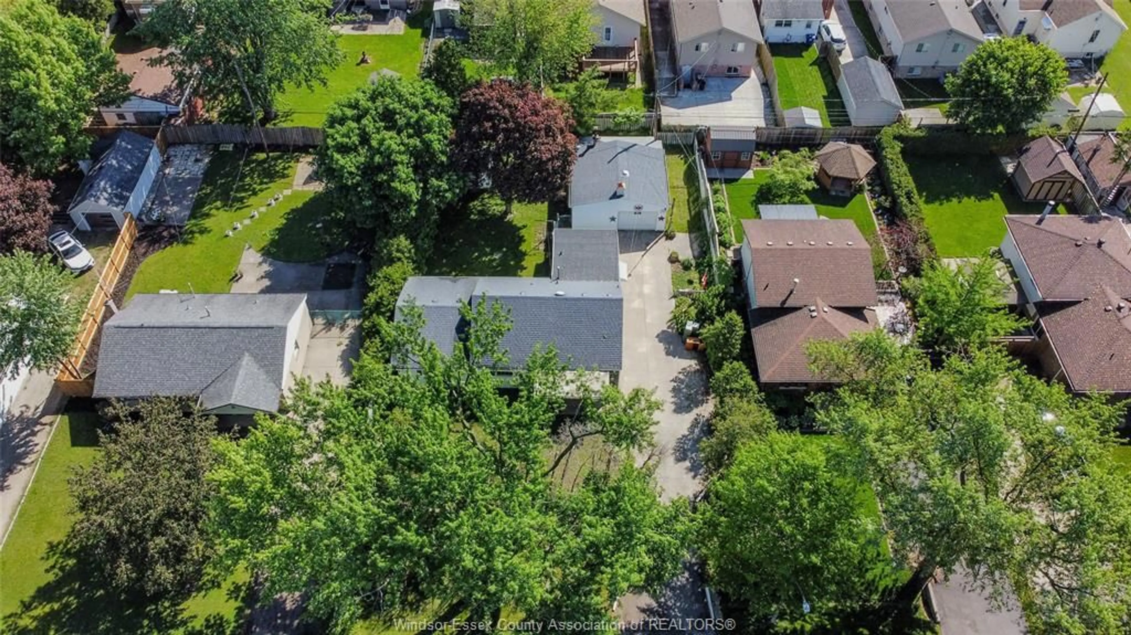 A pic from outside/outdoor area/front of a property/back of a property/a pic from drone, street for 3336 Byng Rd, Windsor Ontario N8W 3H4