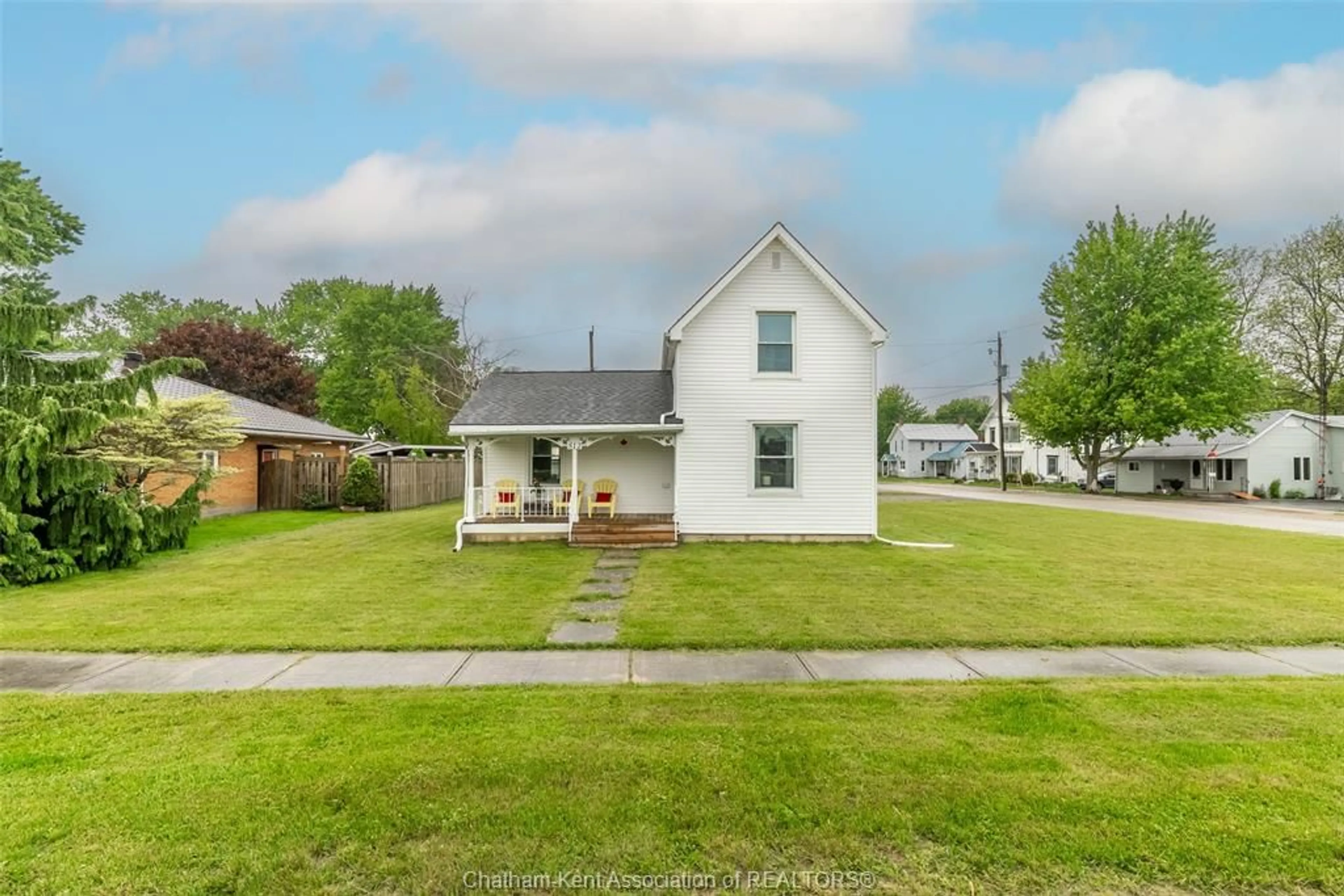 A pic from outside/outdoor area/front of a property/back of a property/a pic from drone, street for 512 Cross St, Dresden Ontario N0P 1M0