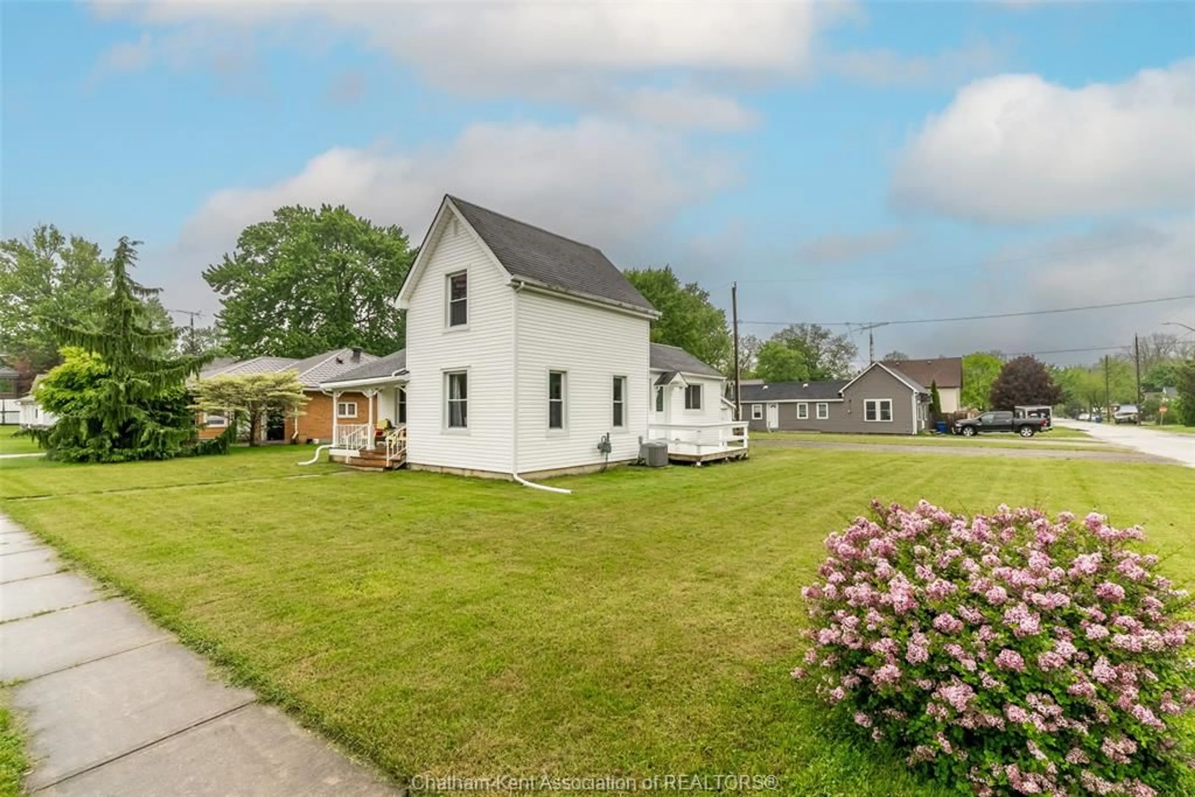 A pic from outside/outdoor area/front of a property/back of a property/a pic from drone, street for 512 Cross St, Dresden Ontario N0P 1M0