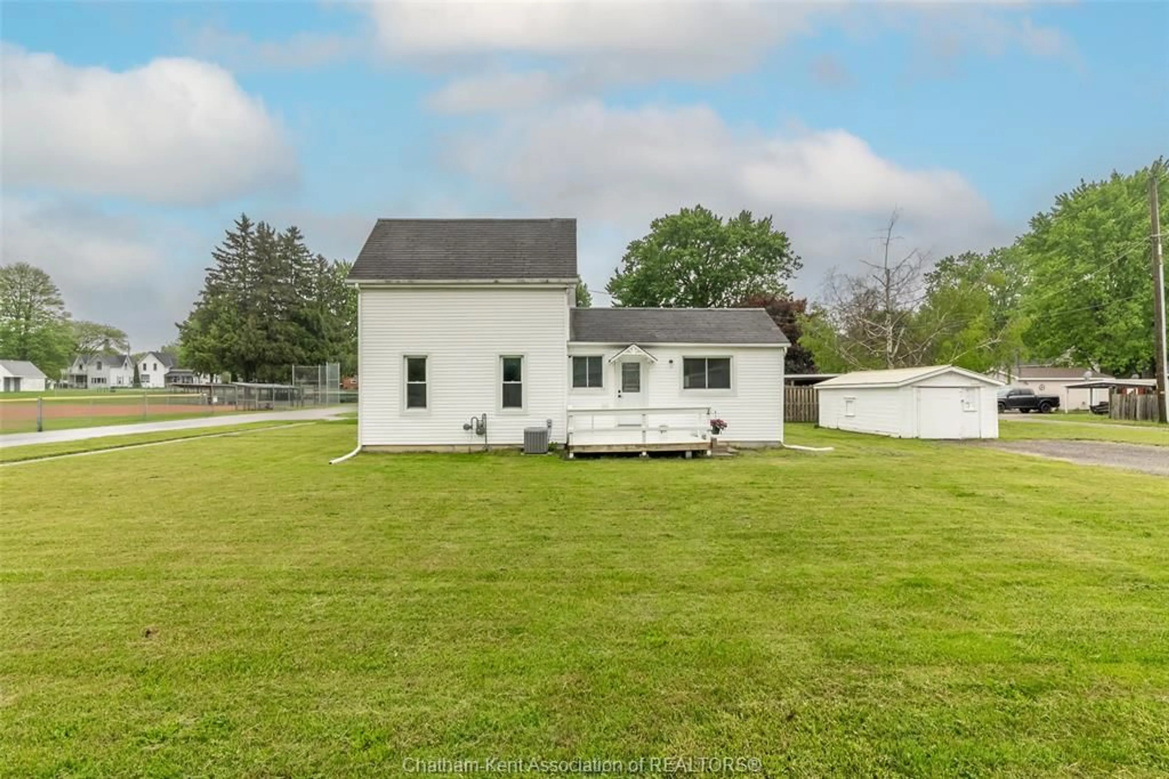 A pic from outside/outdoor area/front of a property/back of a property/a pic from drone, building for 512 Cross St, Dresden Ontario N0P 1M0