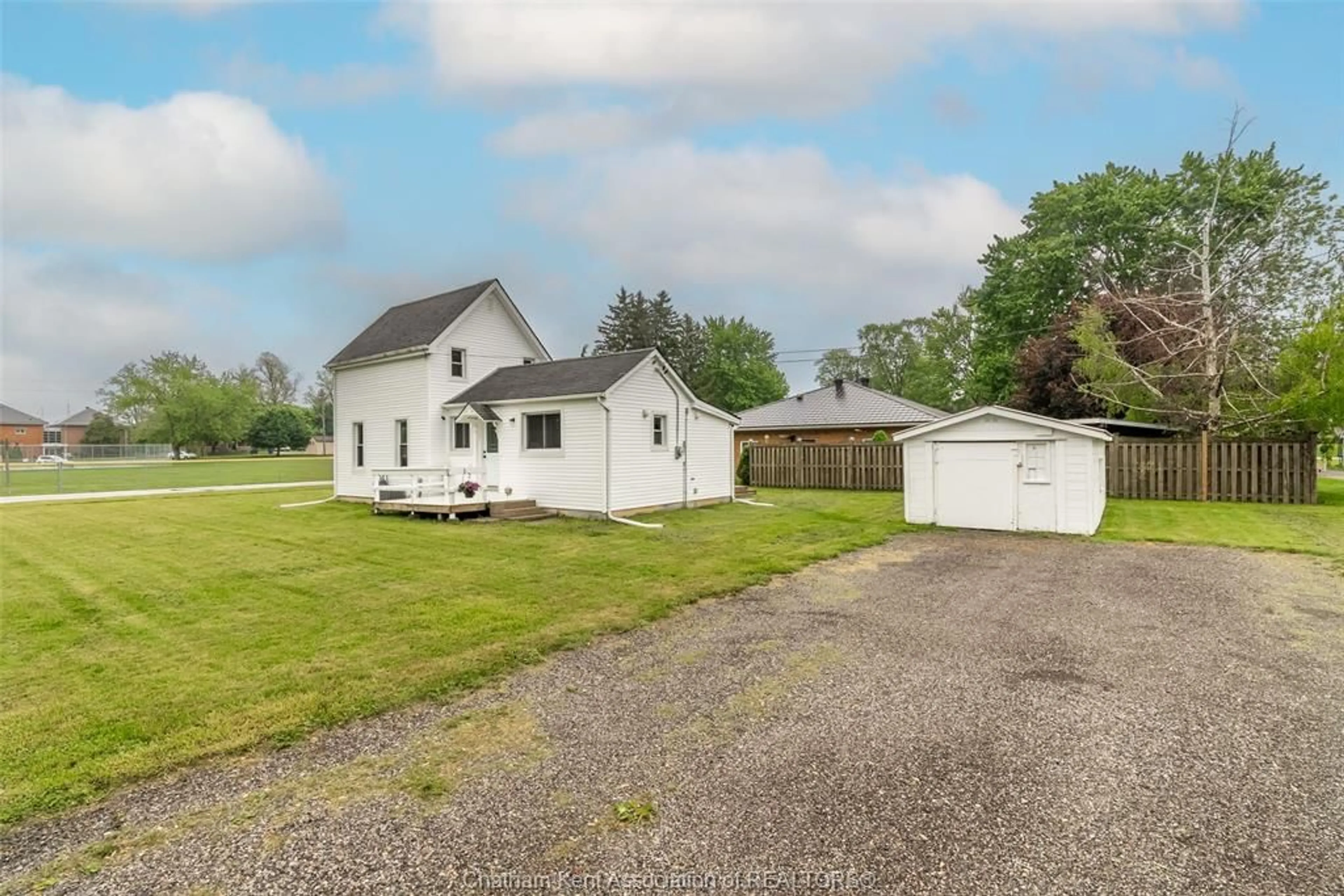 A pic from outside/outdoor area/front of a property/back of a property/a pic from drone, building for 512 Cross St, Dresden Ontario N0P 1M0