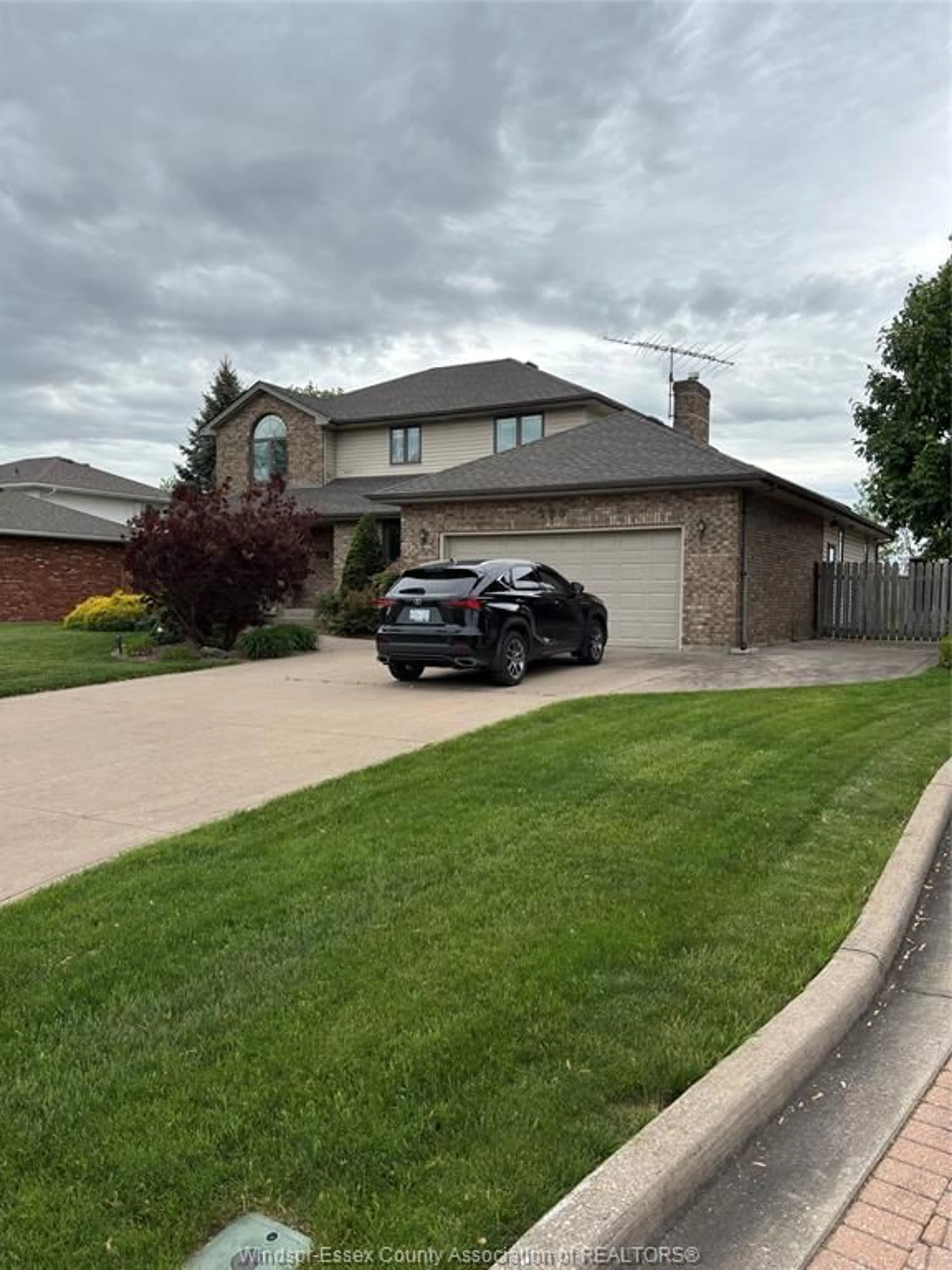 A pic from outside/outdoor area/front of a property/back of a property/a pic from drone, street for 589 DRESDEN Pl, Tecumseh Ontario N8N 4B5