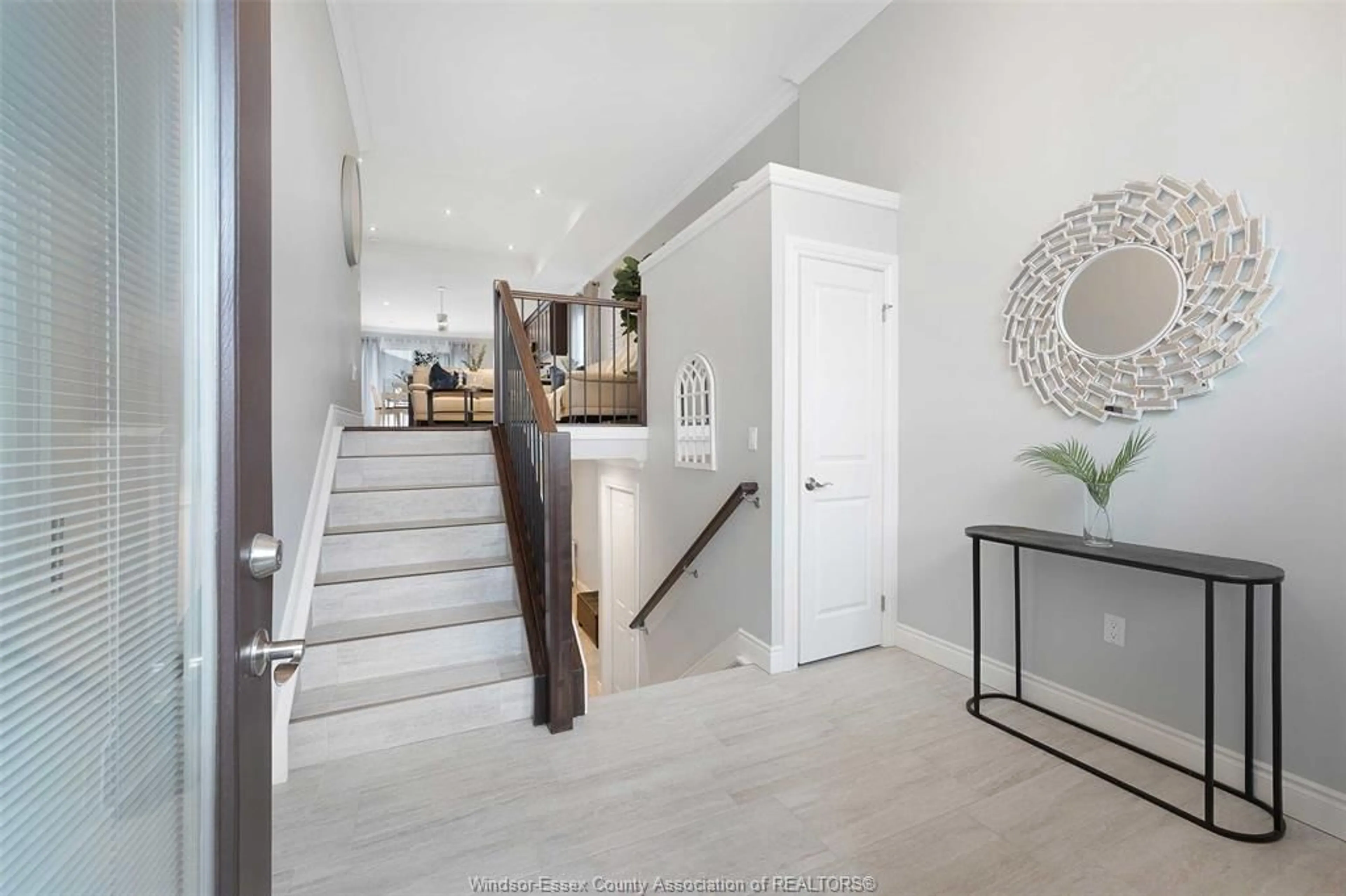Indoor entryway for 11935 MAITLAND Ave, Windsor Ontario N8P 0B9