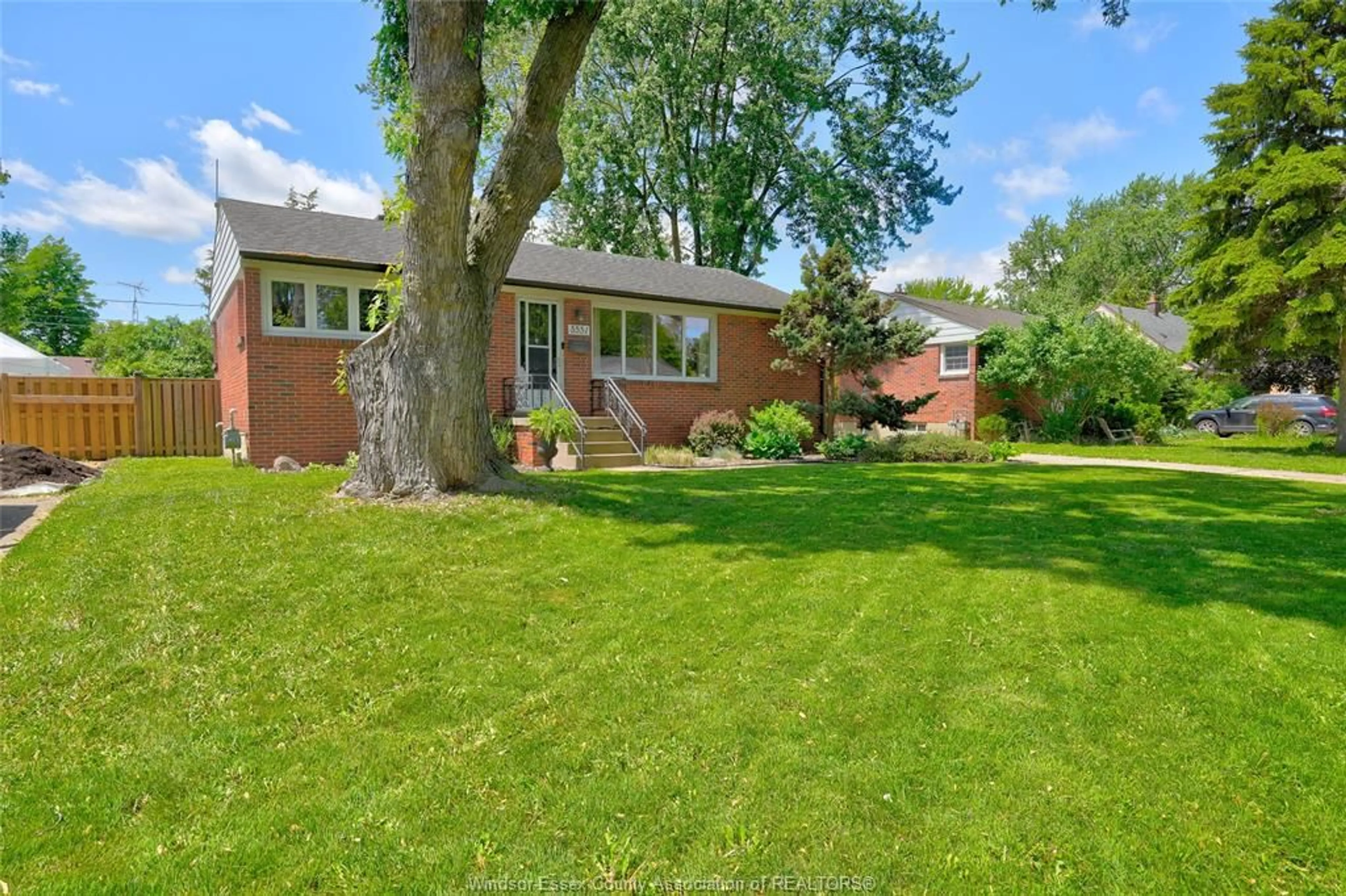 A pic from outside/outdoor area/front of a property/back of a property/a pic from drone, street for 3551 DANDURAND, Windsor Ontario N9E 2G2
